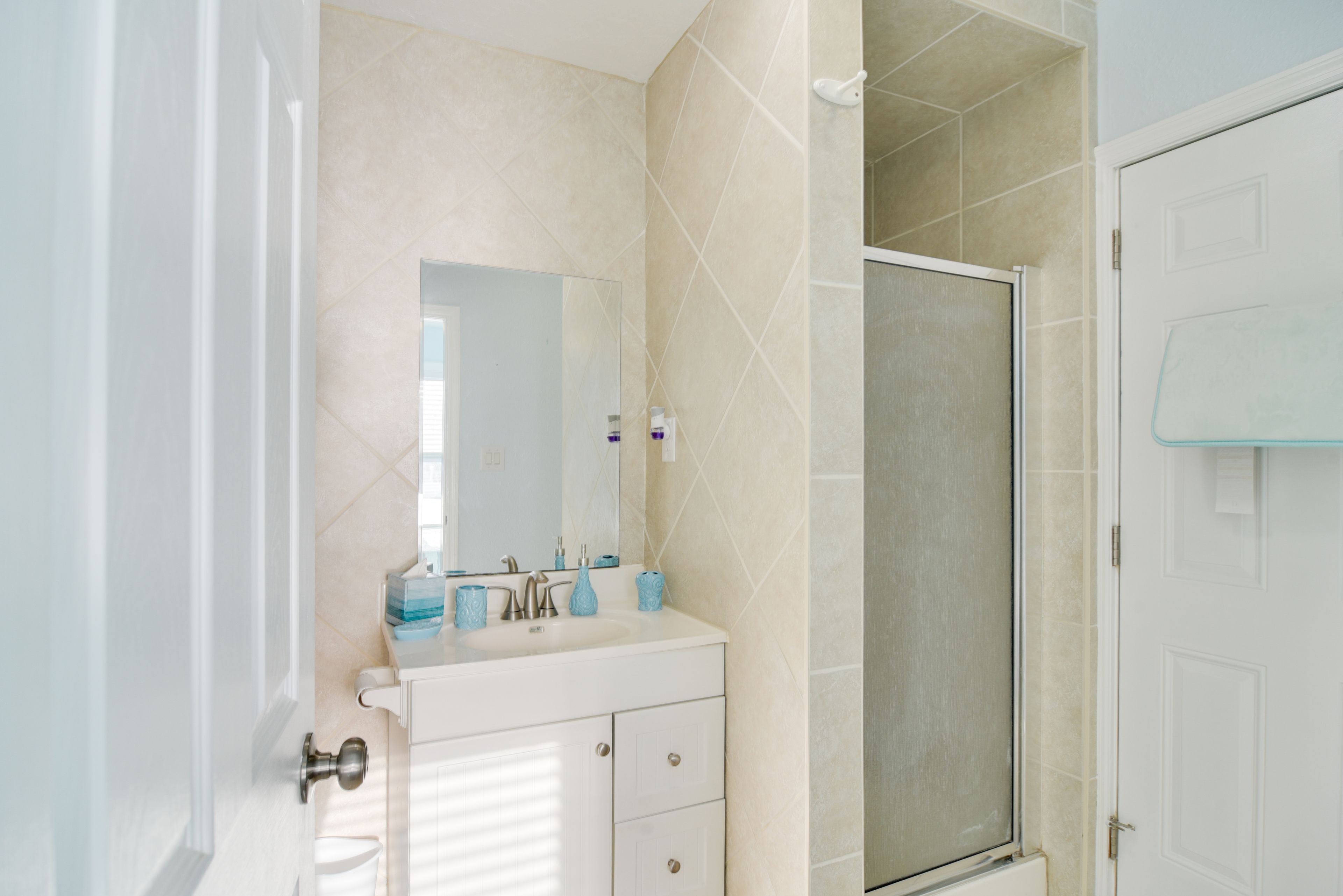 Full Bathroom | Towels Provided