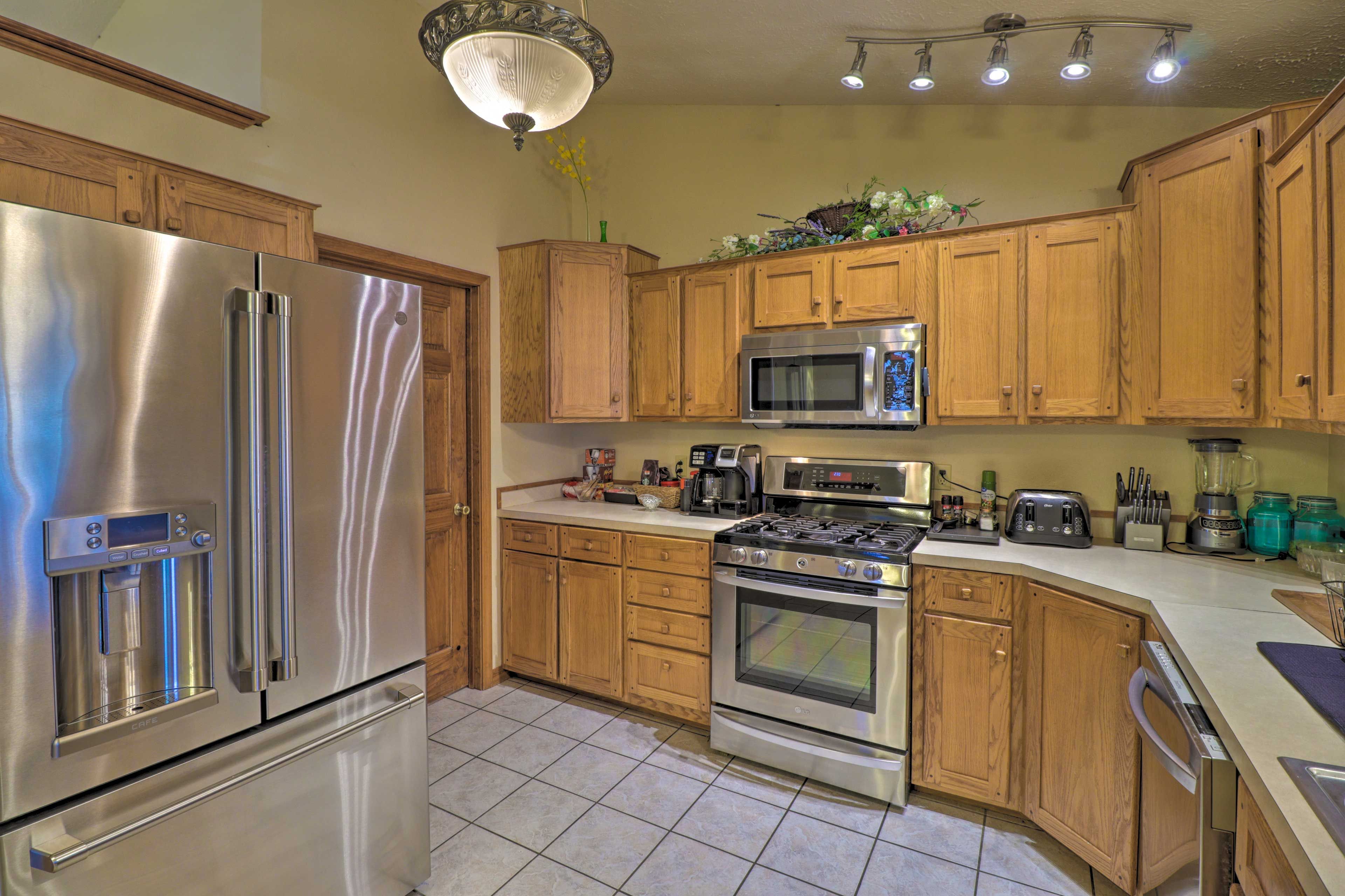 Kitchen | Fully Equipped w/ Cooking Basics