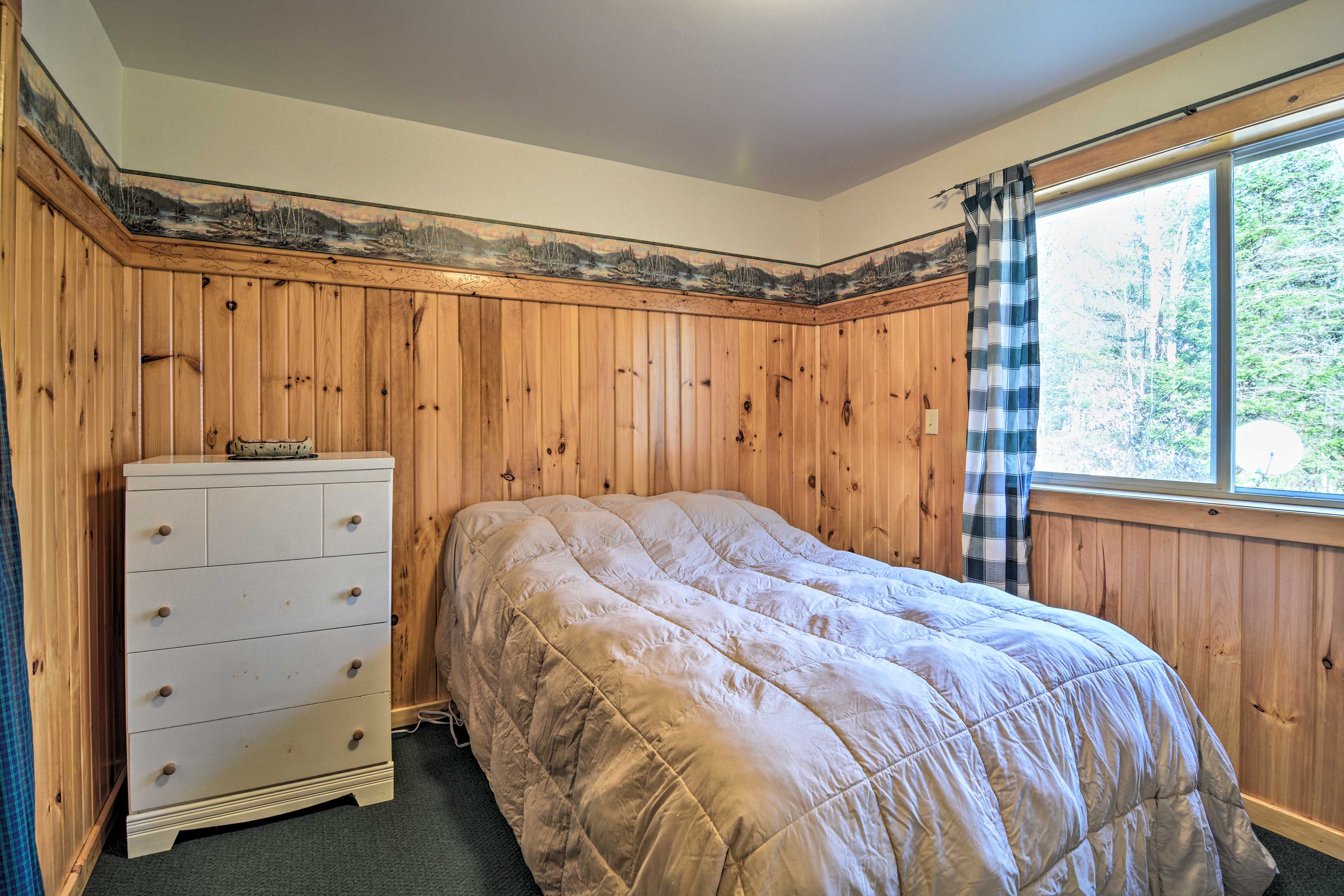 Bedroom 1 | Queen Bed | Linens Provided