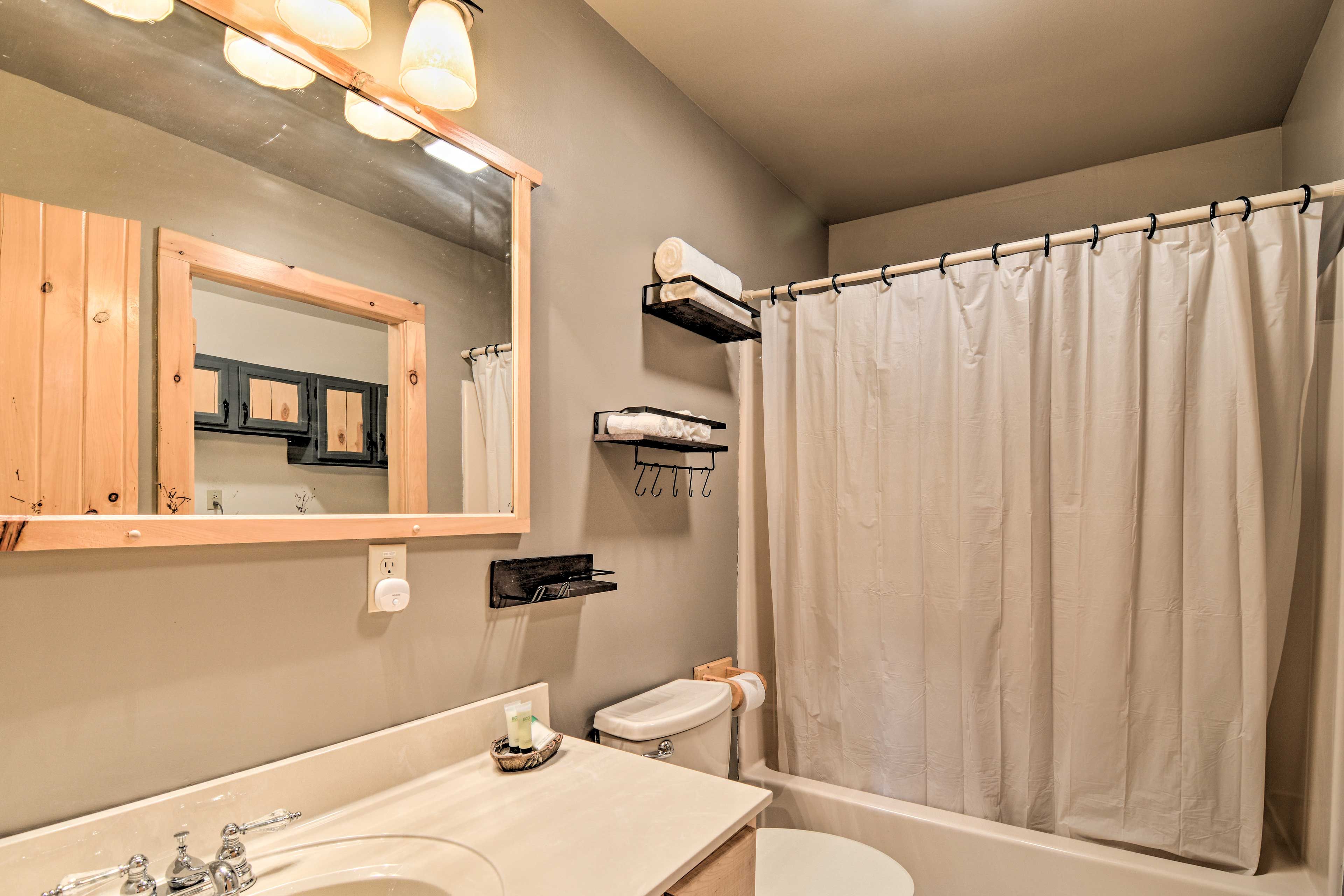 Full Bathroom | Towels Provided | Complimentary Toiletries