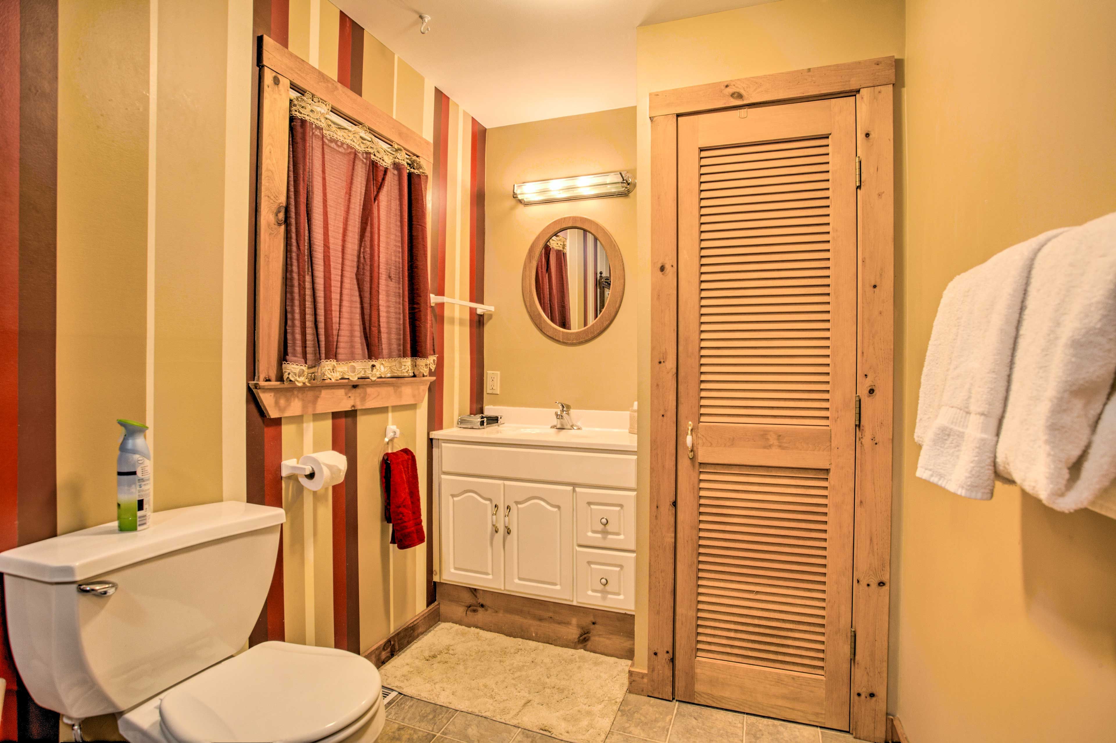 Full Bathroom | Main Floor | Towels Provided