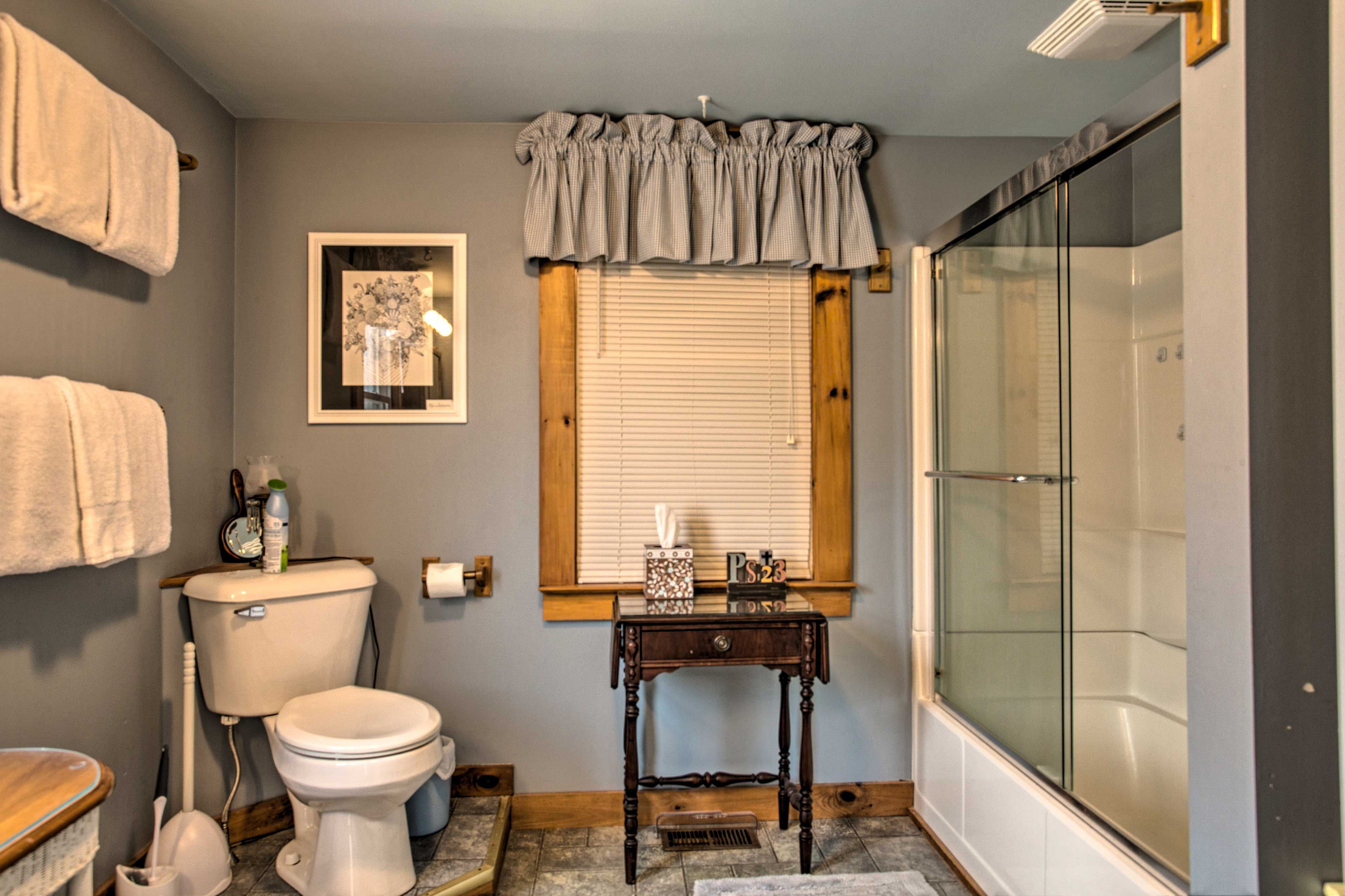 Full Bathroom | Towels Provided