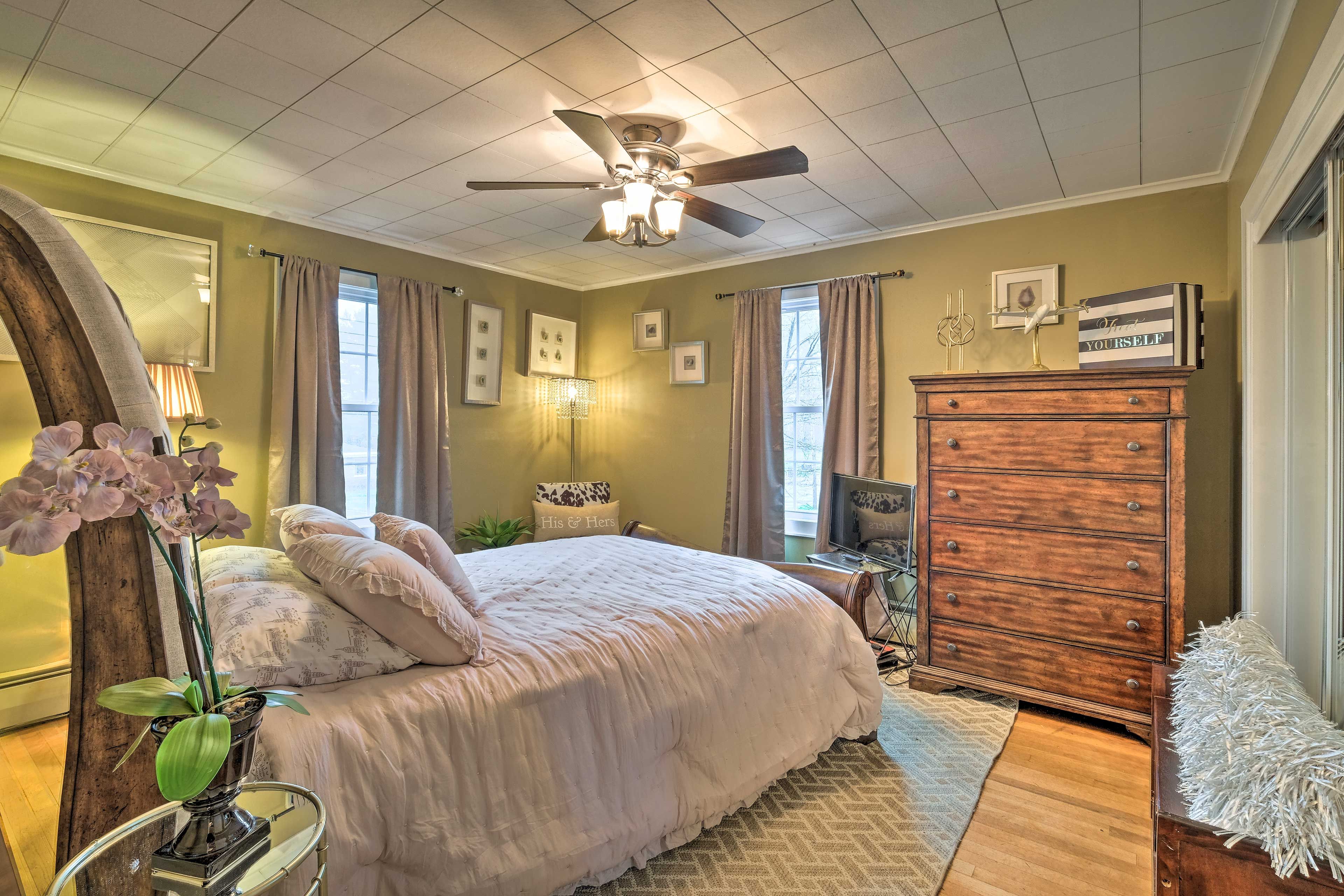 Primary Bedroom | 2nd Floor | Queen Bed