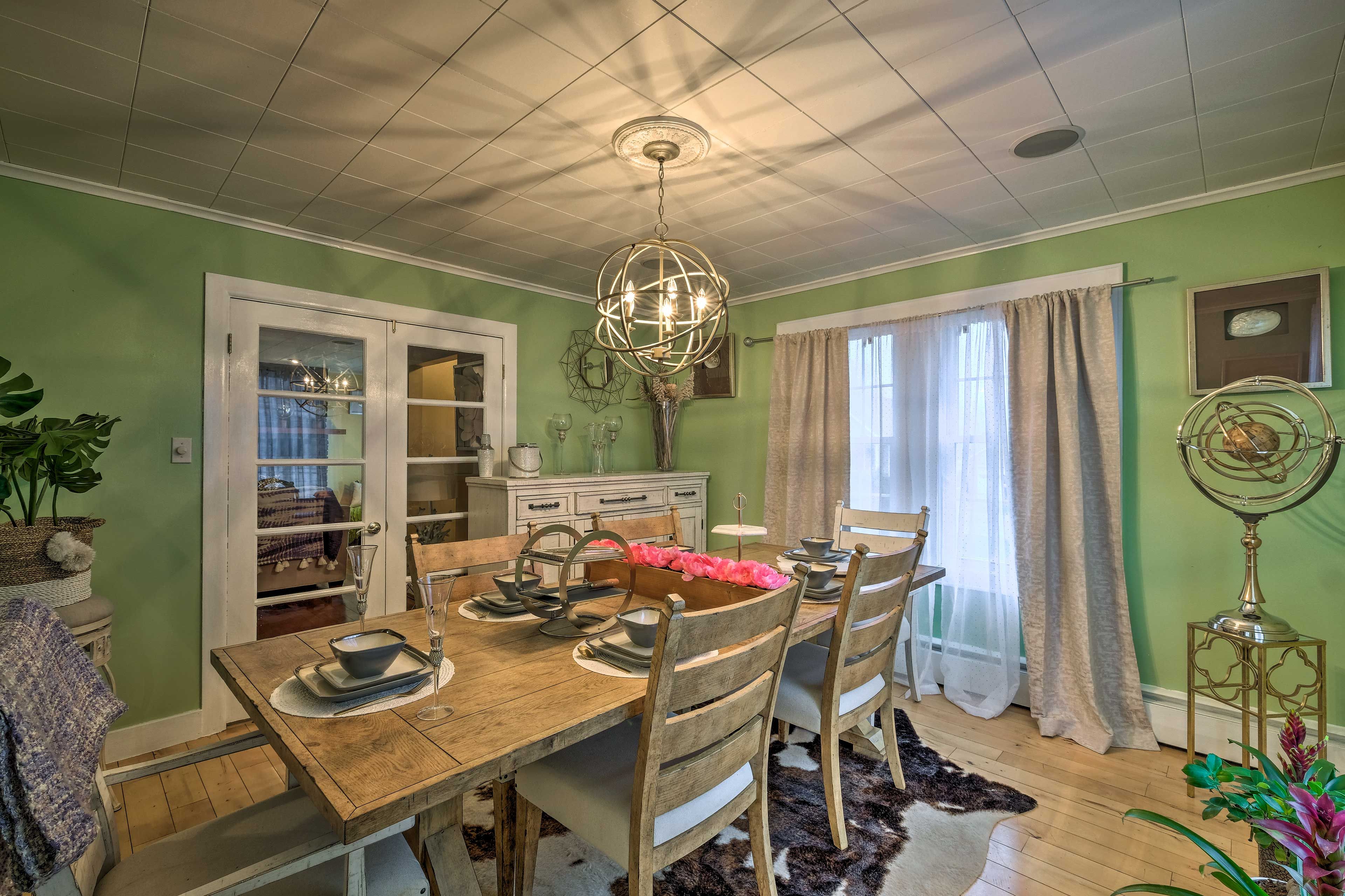 Dining Room | 1st Floor | Dishware/Flatware Provided