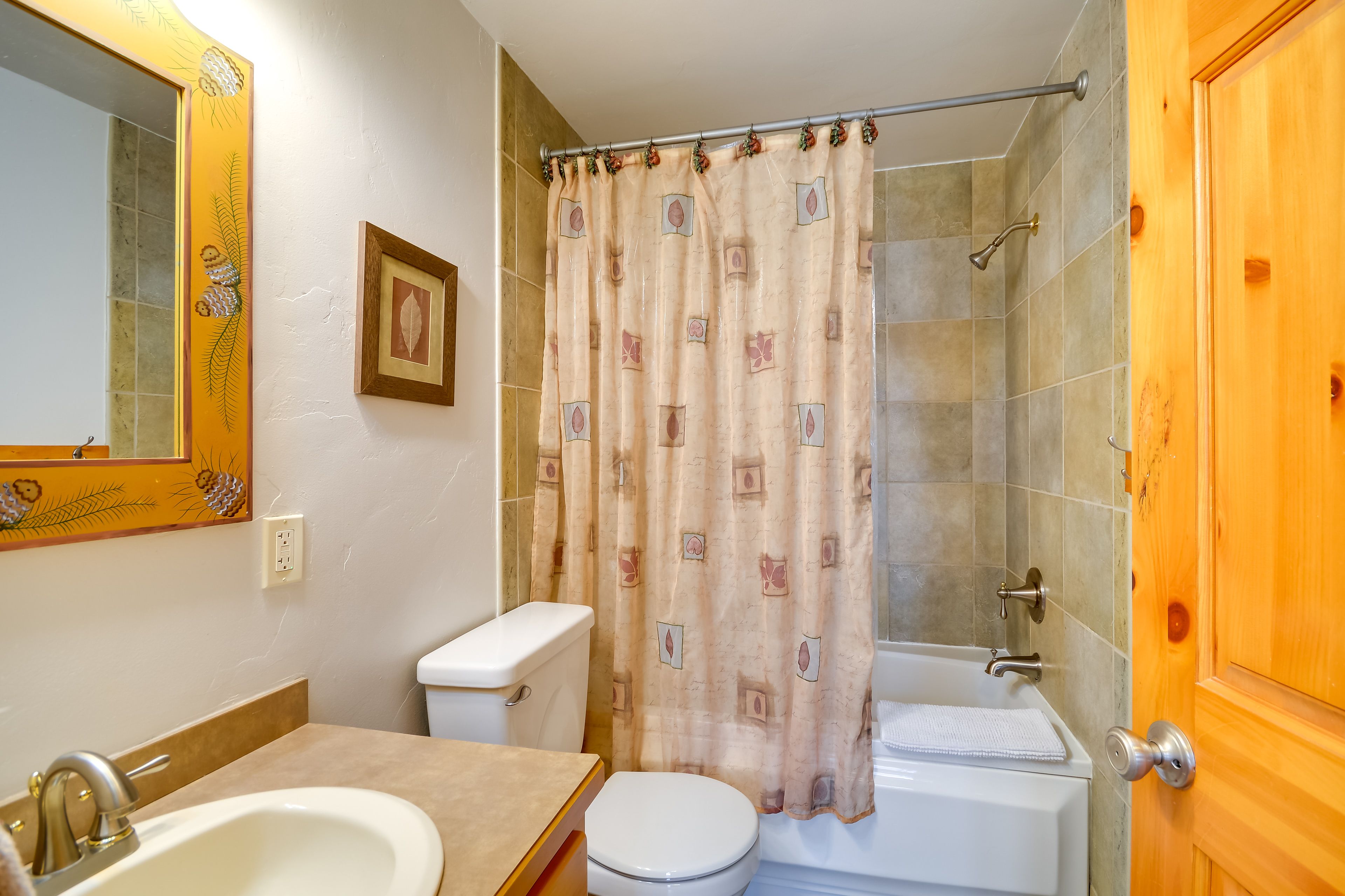 Full Bathroom | Towels Provided | Main Floor