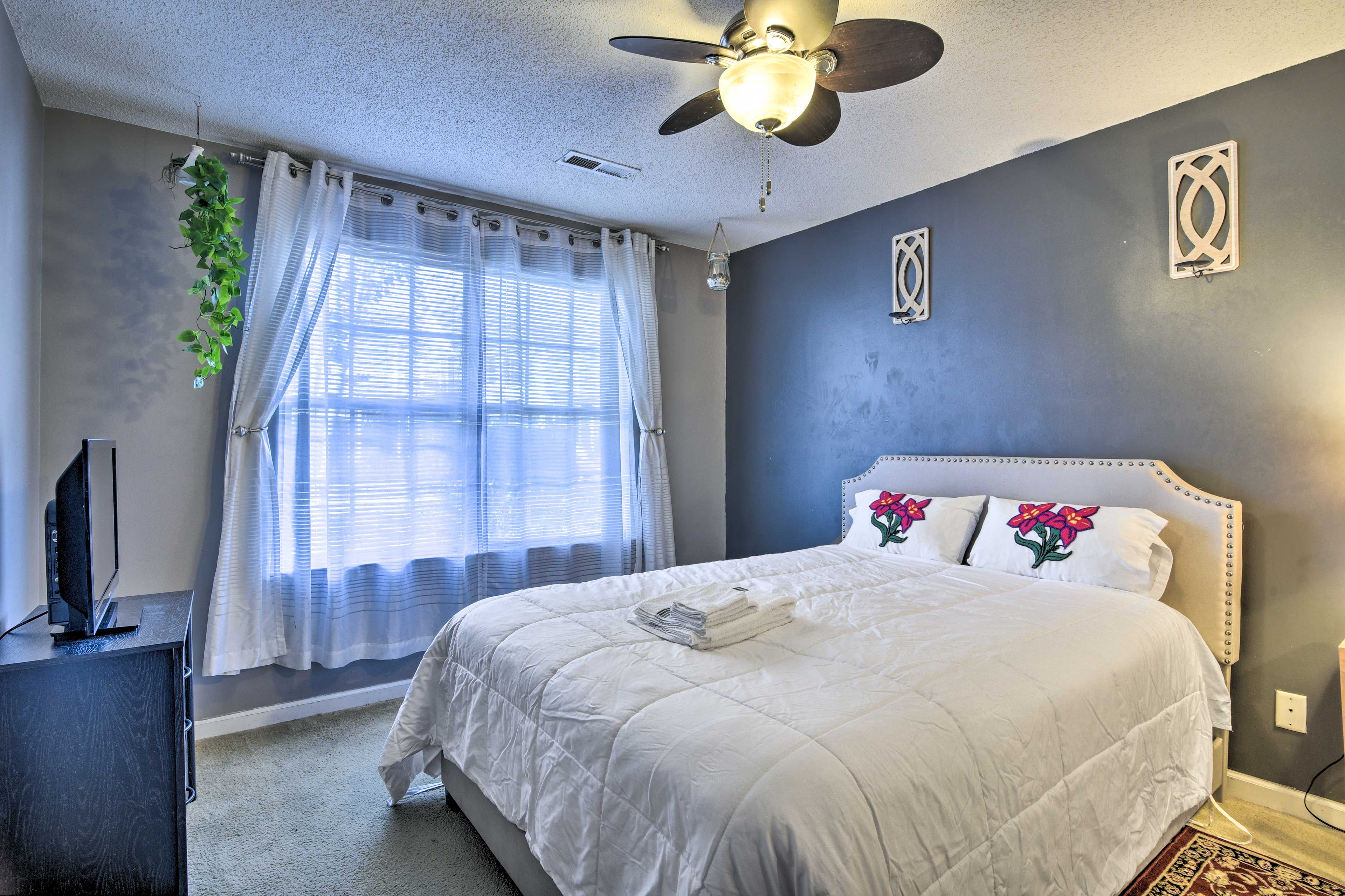 Bedroom 1 | Queen Bed | 1st Floor