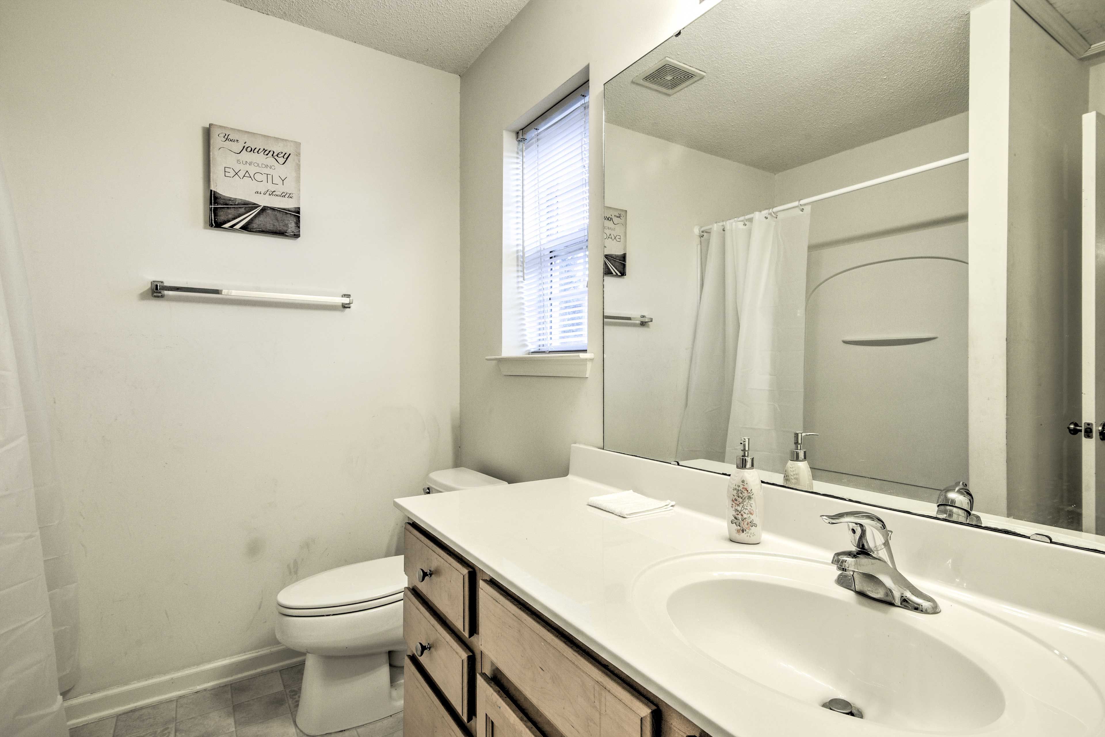 Full Bathroom | Complimentary Toiletries