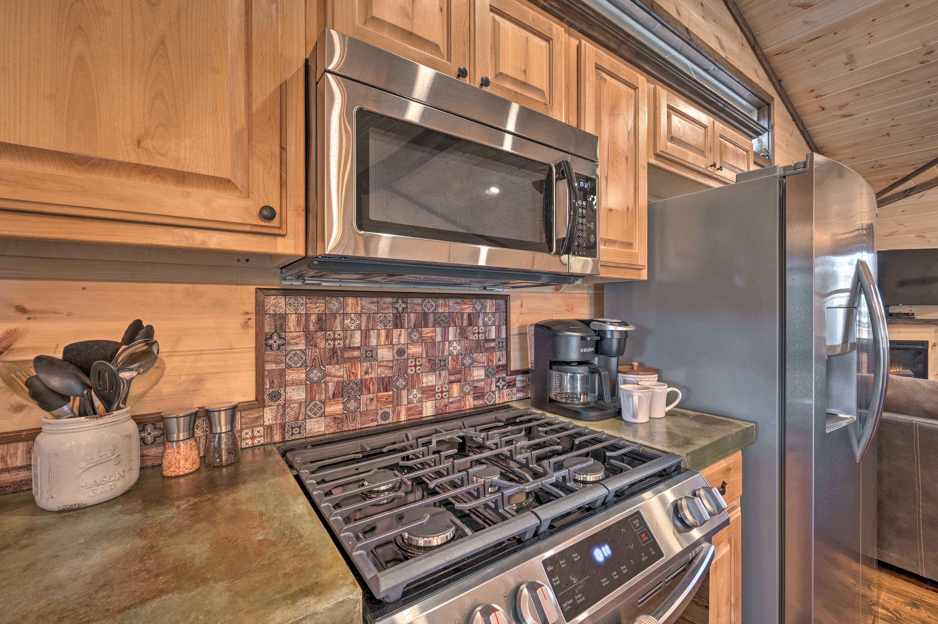 Fully Equipped Kitchen | Ice Maker | Trash Bags/Paper Towels Provided