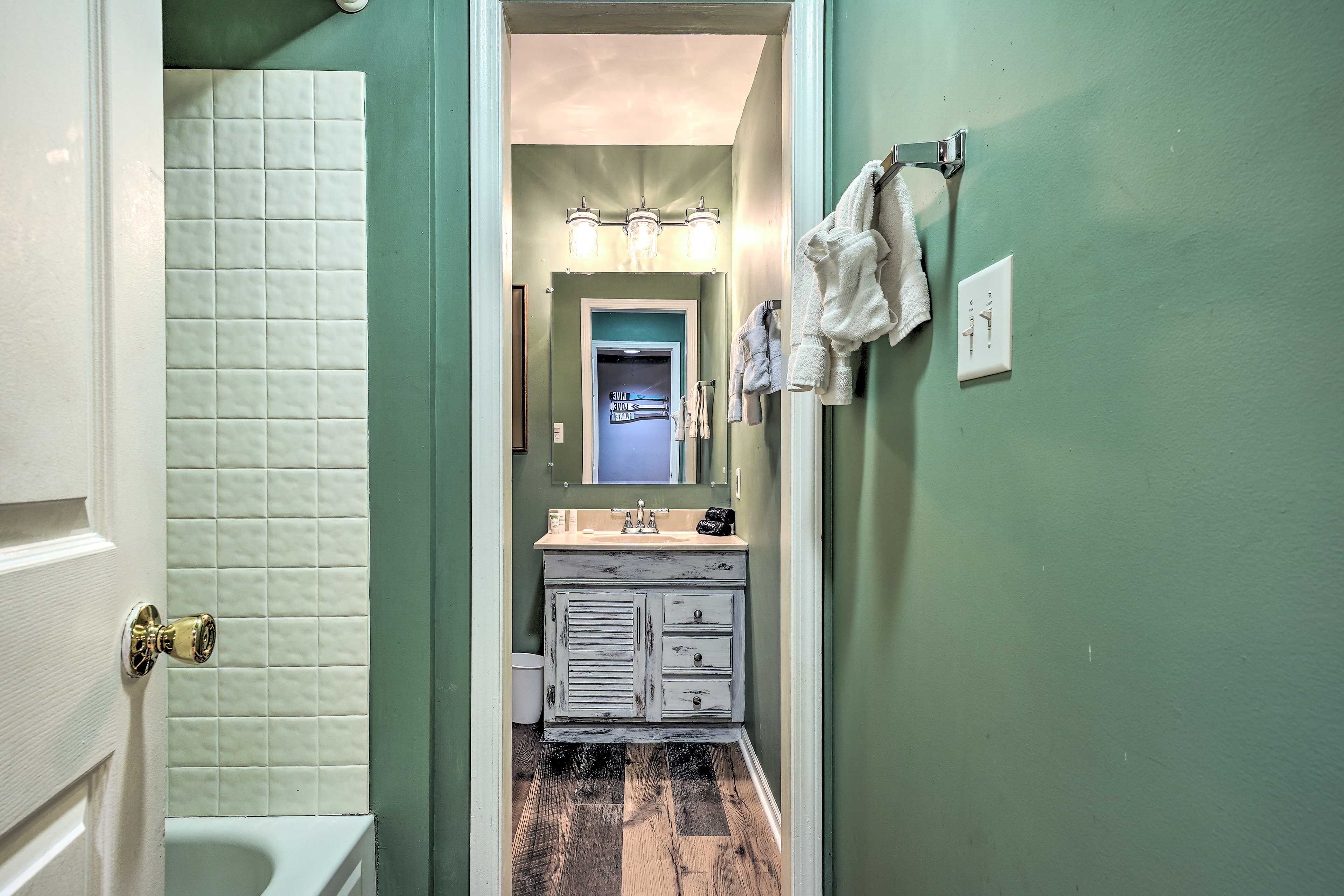 Full Bathroom | Towels Provided | Complimentary Toiletries