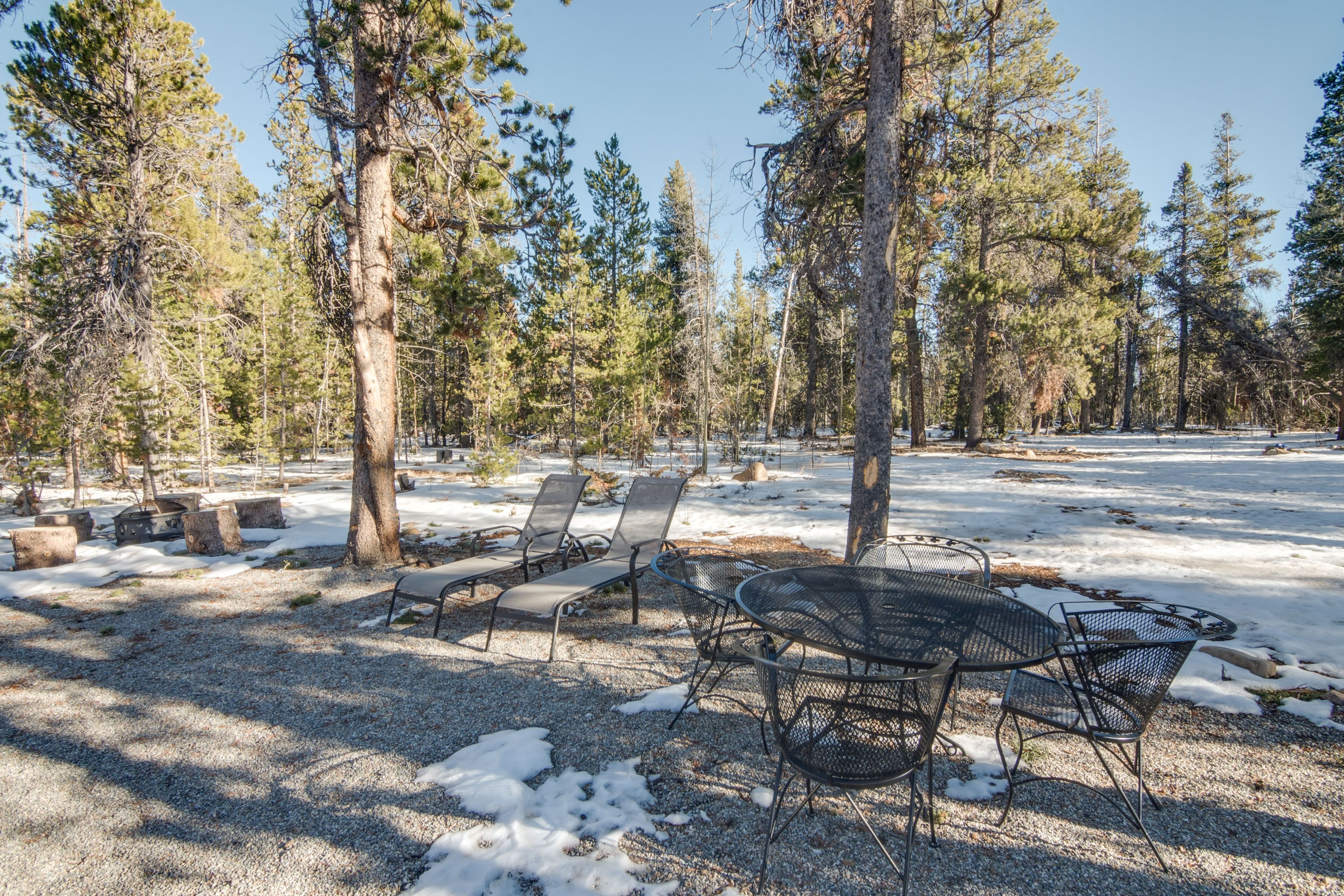 Private Yard | Outdoor Dining | Fire Pit