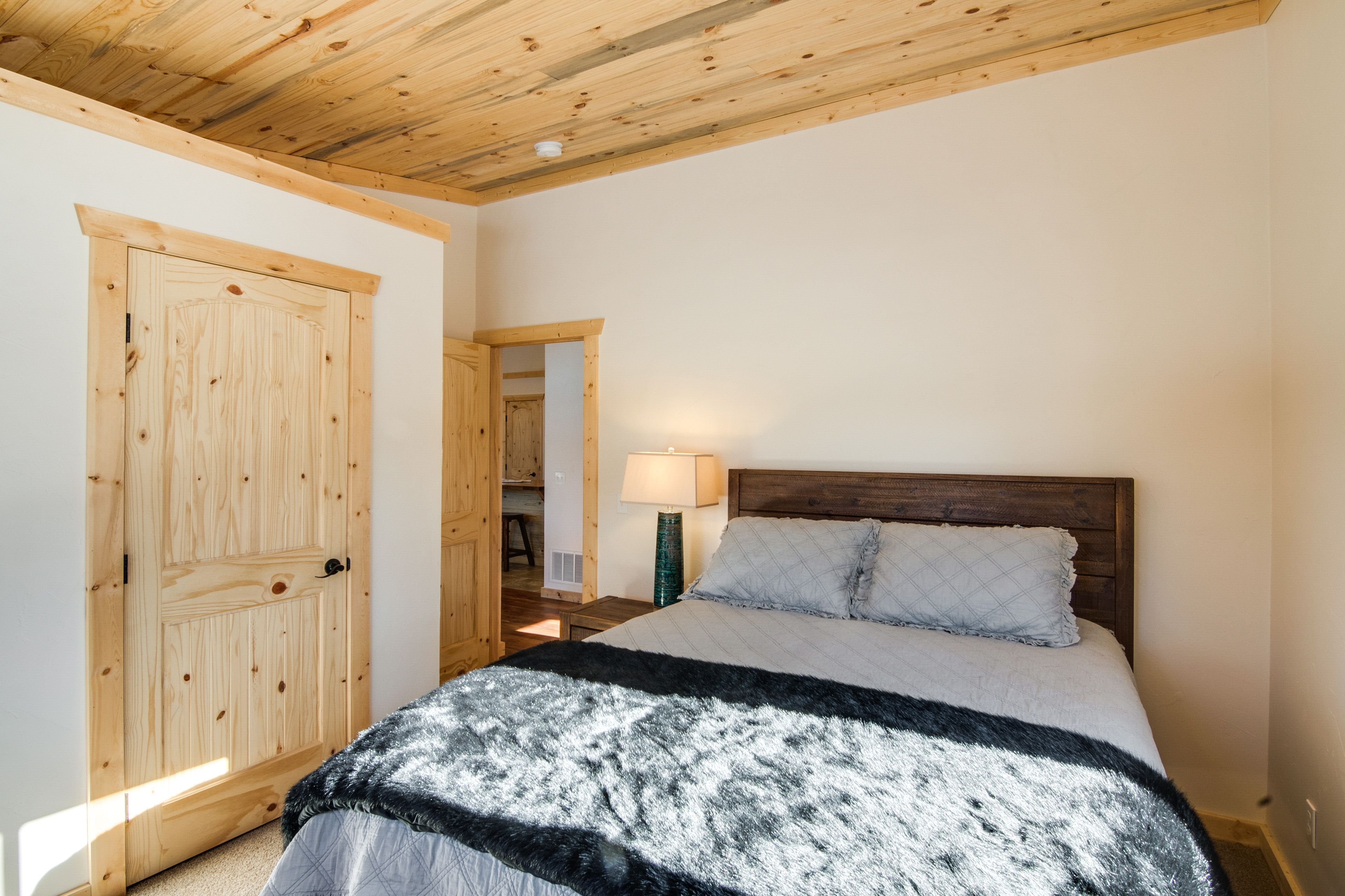 Bedroom 2 | Queen Bed