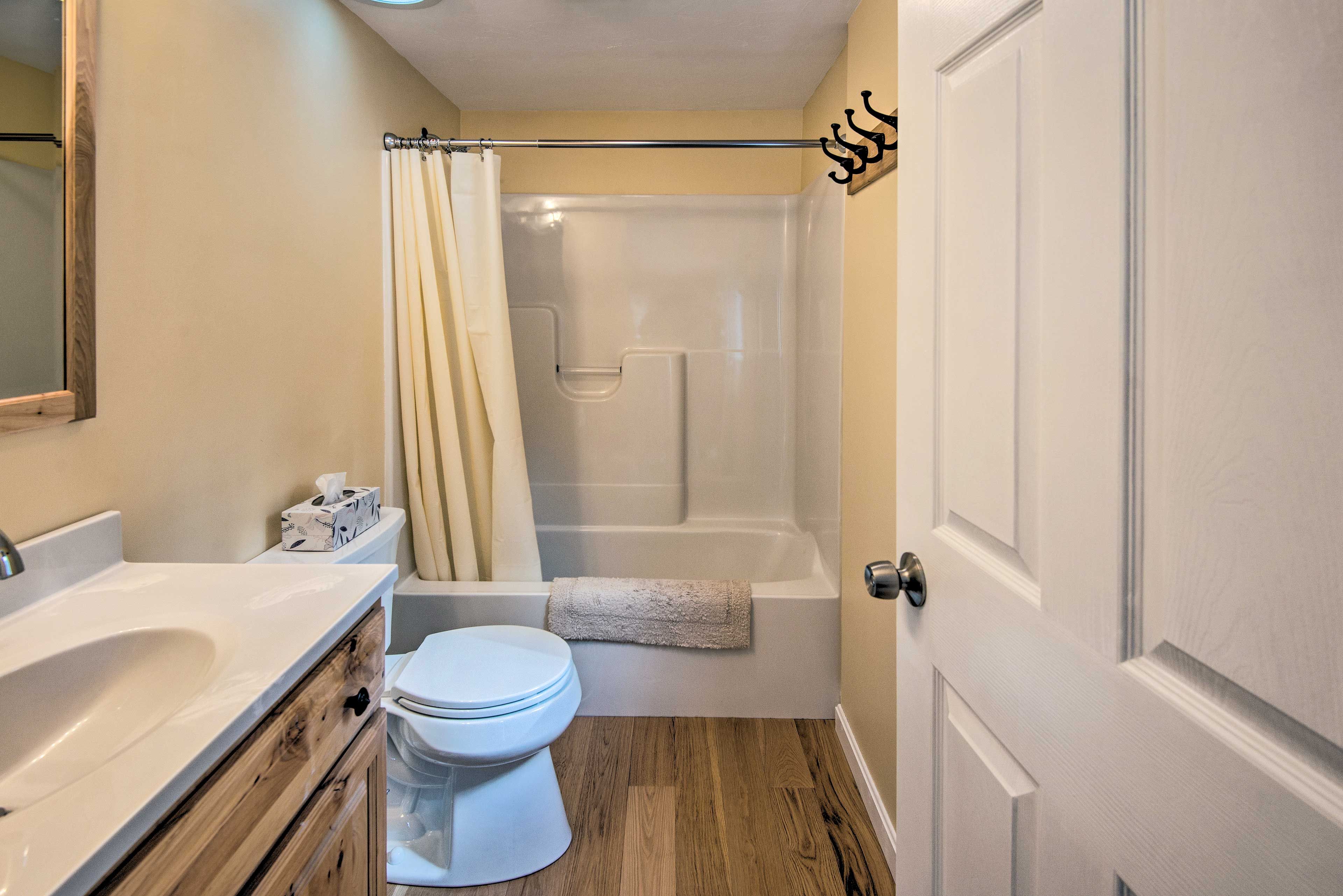 Full Bathroom | 2nd Floor | Towels Provided