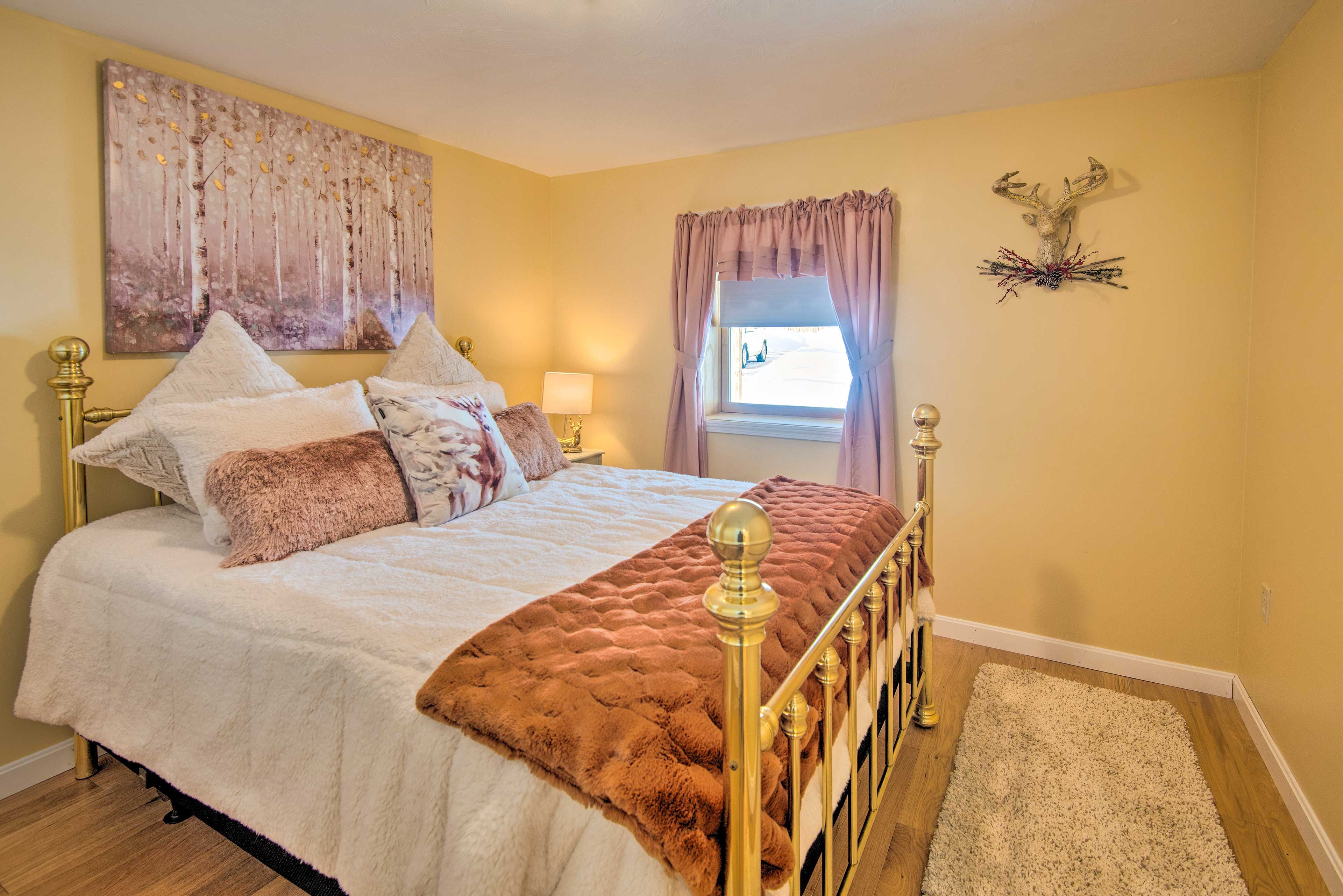 Bedroom 1 | 1st Floor | Queen Bed