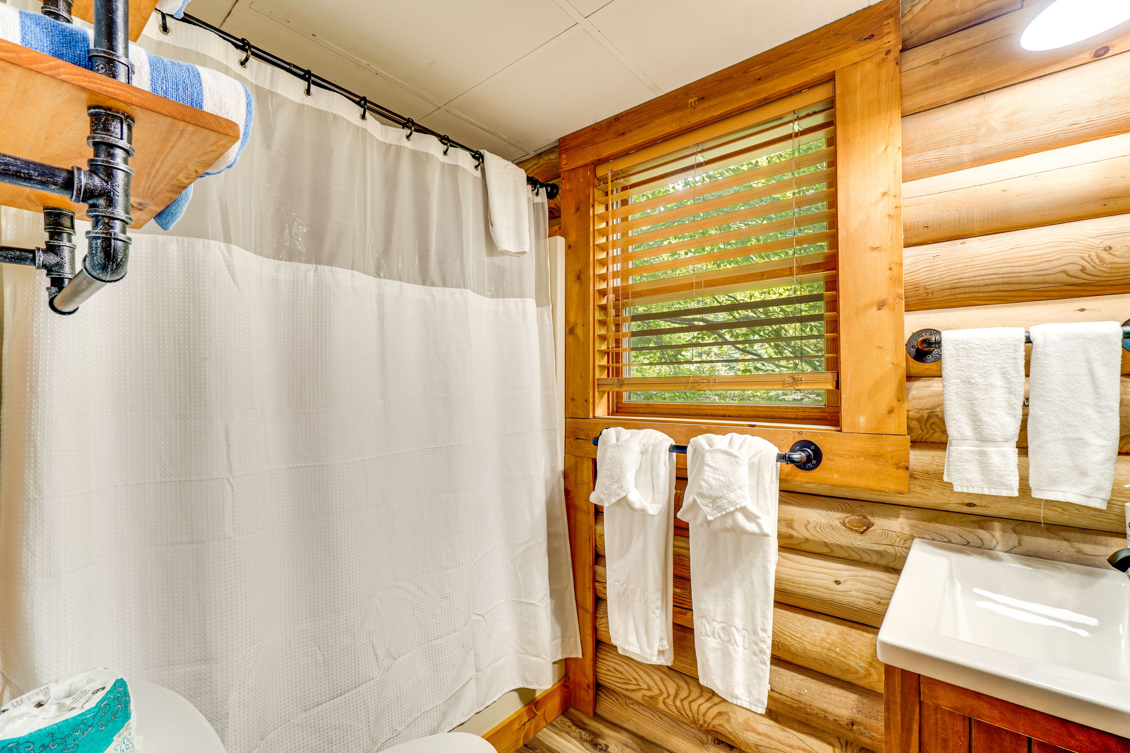 Full Bathroom | Towels Provided | Main Floor
