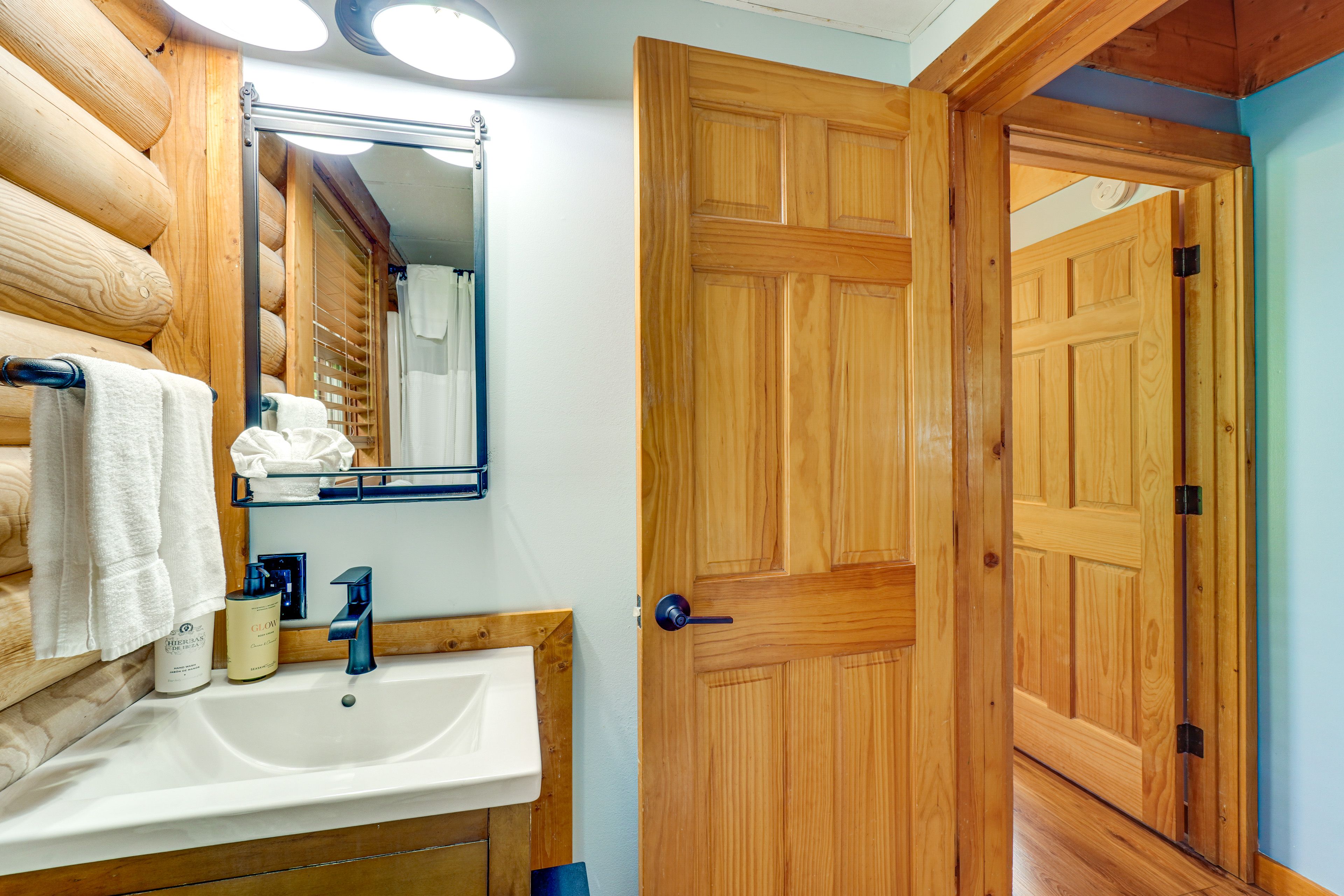 Full Bathroom | Towels Provided | Main Floor