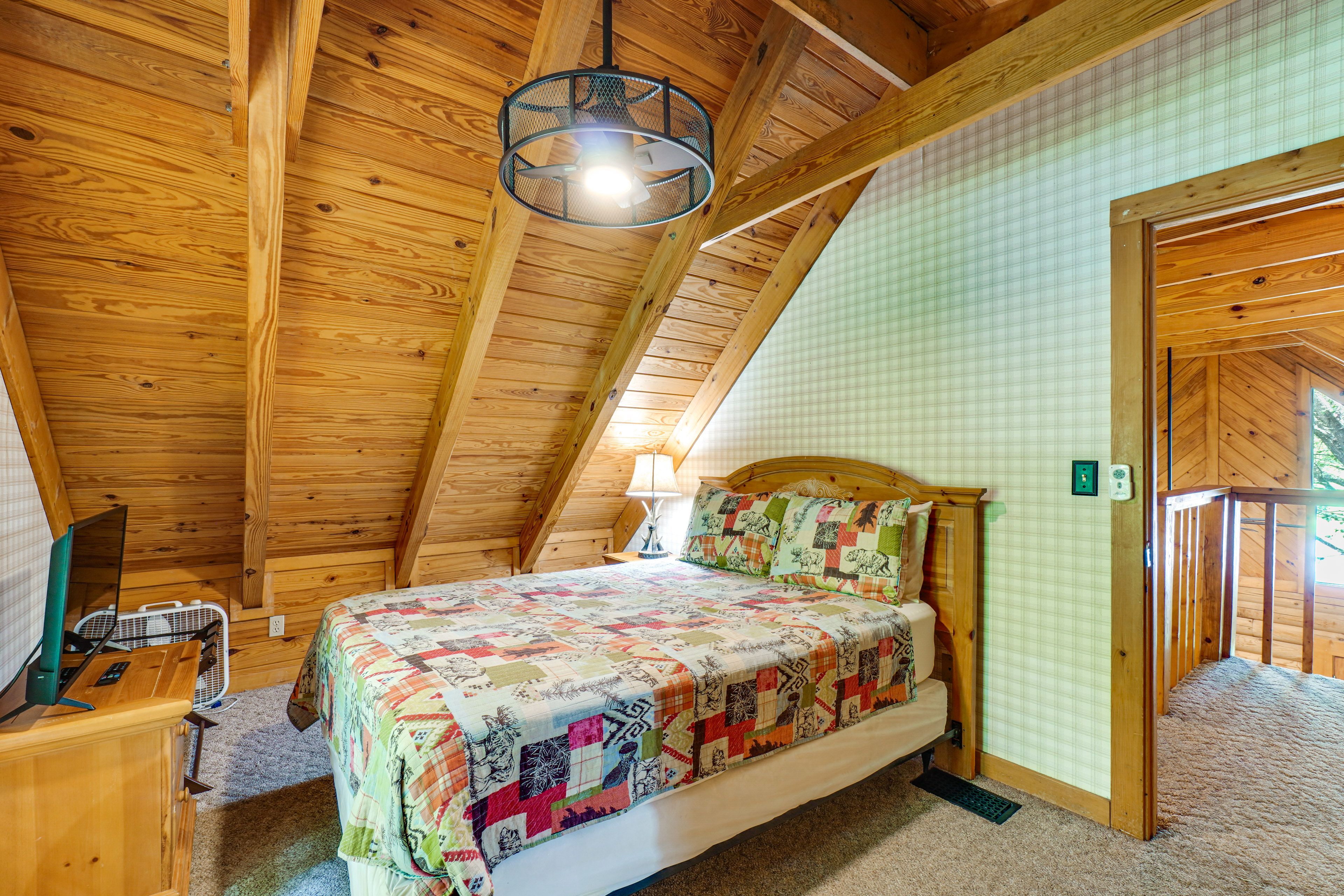 Bedroom 2 | Queen Bed | Upper Floor