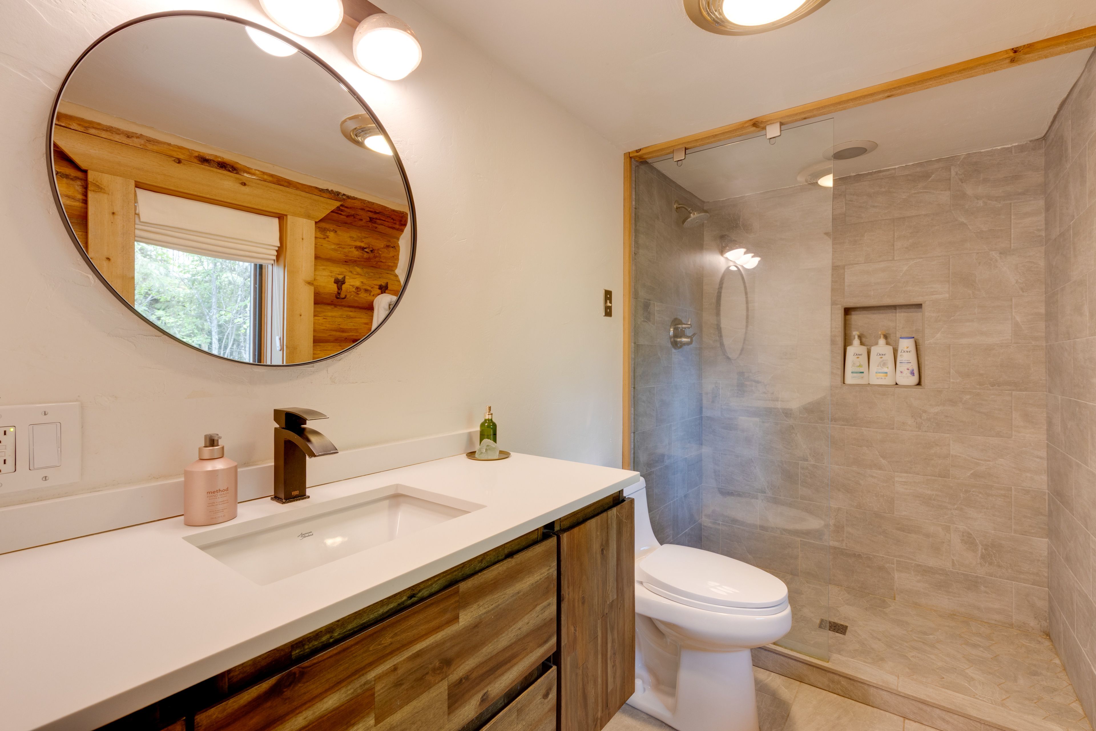 Full En-Suite Bathroom | Towels Provided