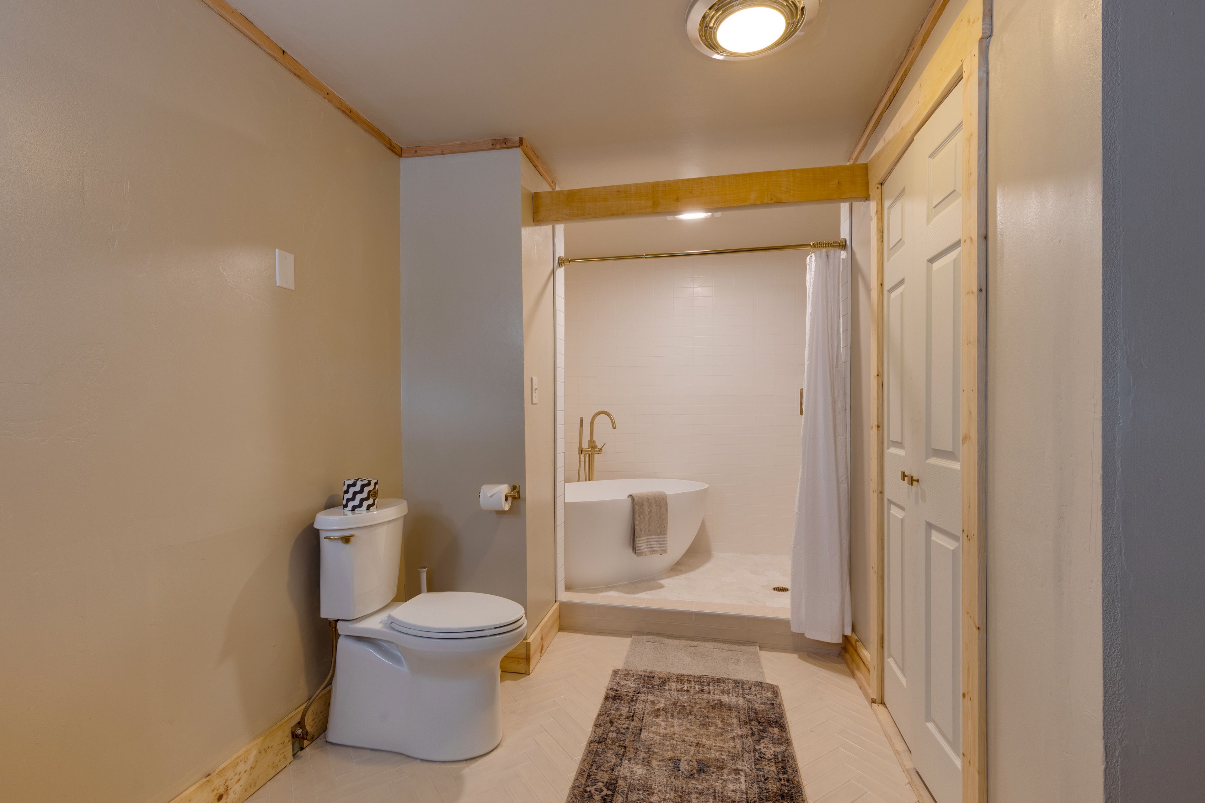 Full Bathroom | Towels Provided