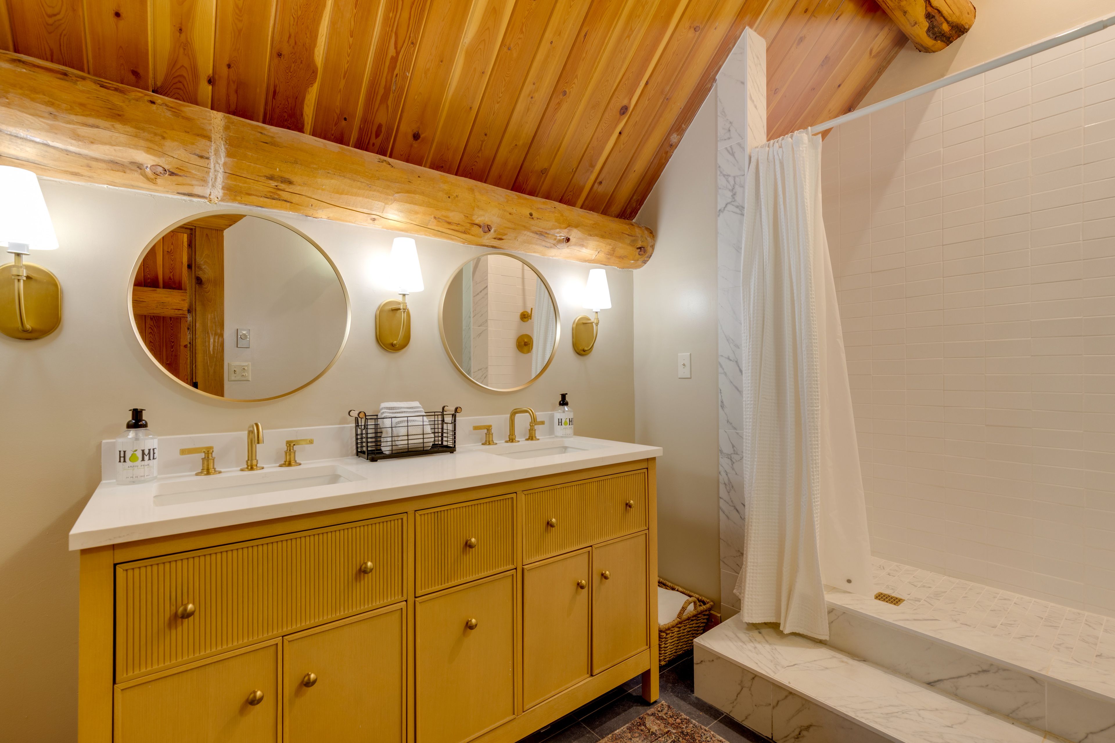Full En-Suite Bathroom | Towels Provided