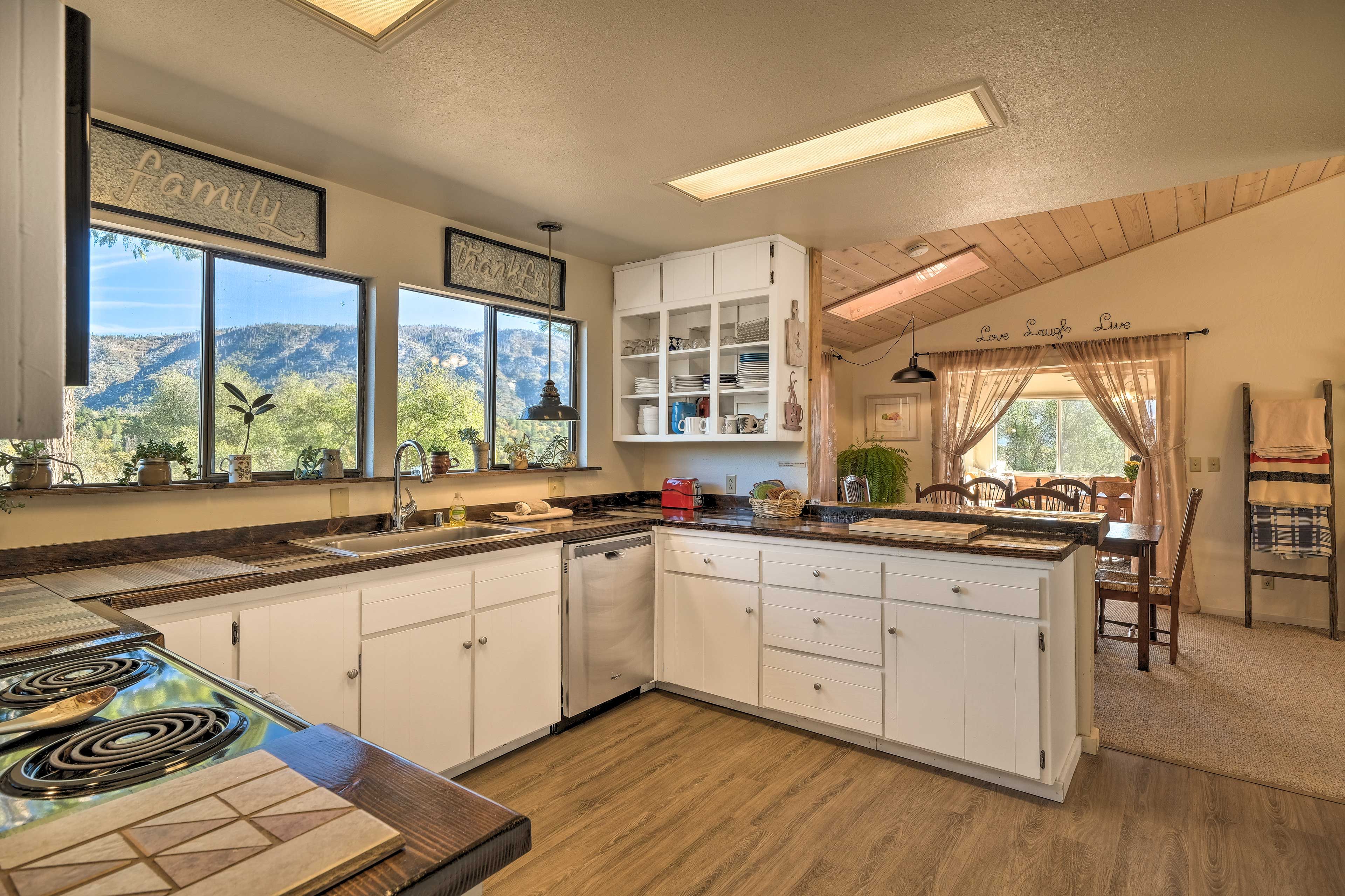 Fully Equipped Kitchen | Trash Bags/Paper Towels Provided