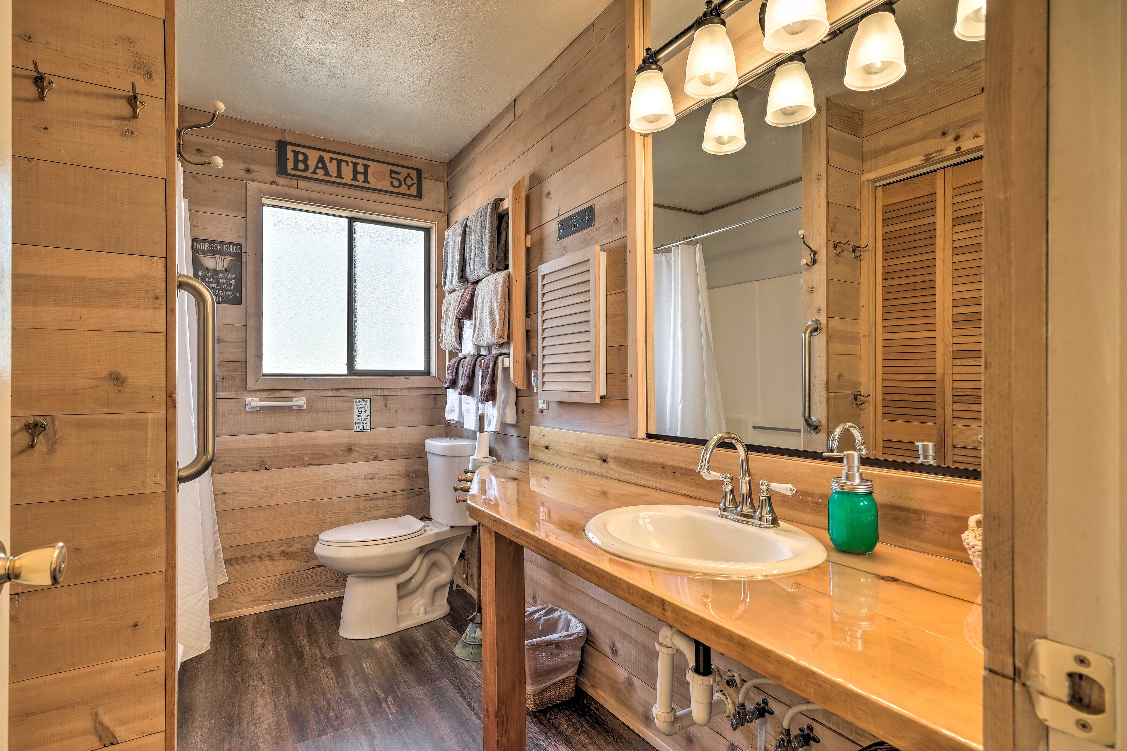 Full Bathroom | Main Floor | Complimentary Toiletries | Towels Provided