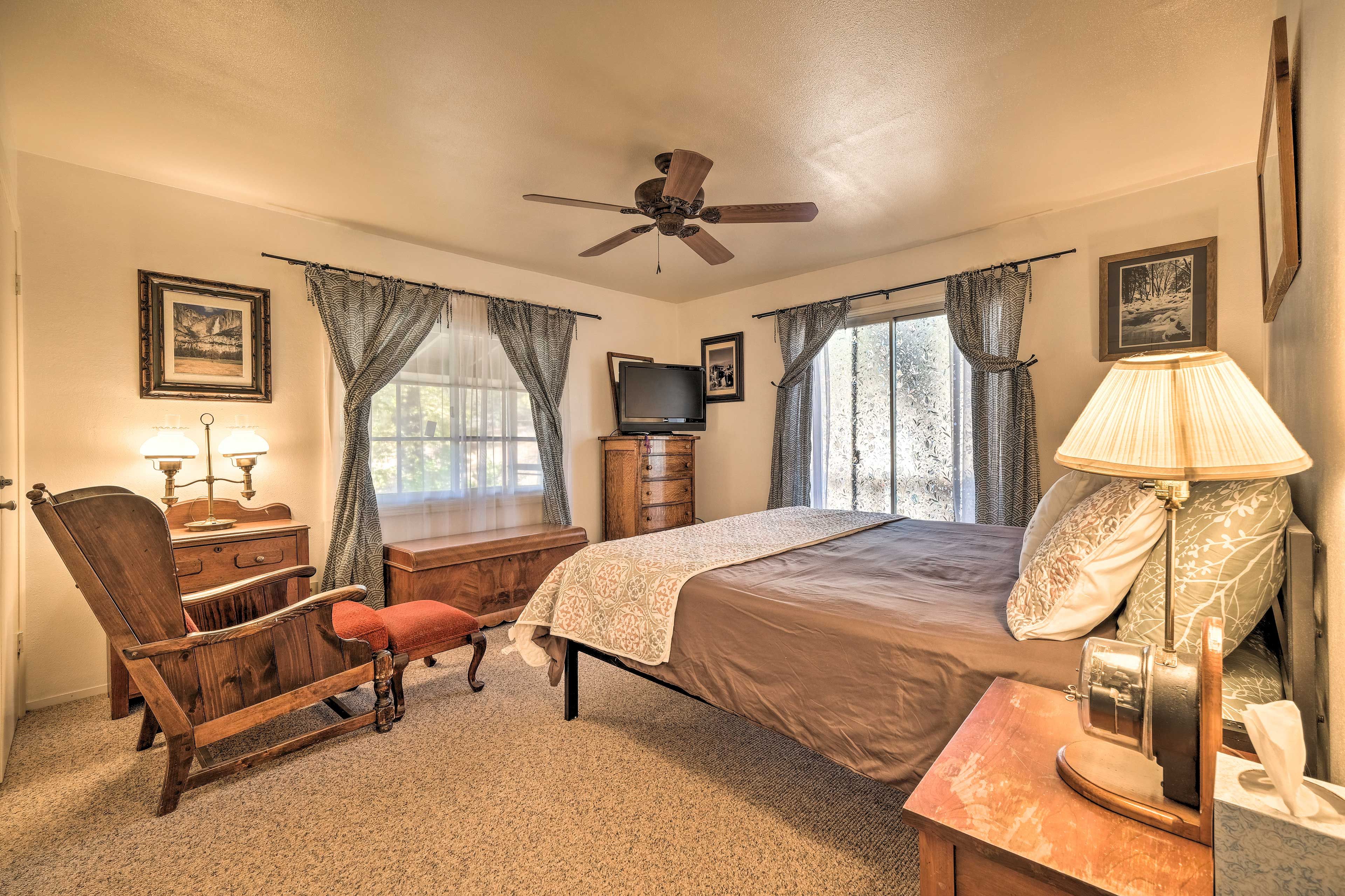 Bedroom 2 | Main Floor | King Bed | Smart TV (No Cable)