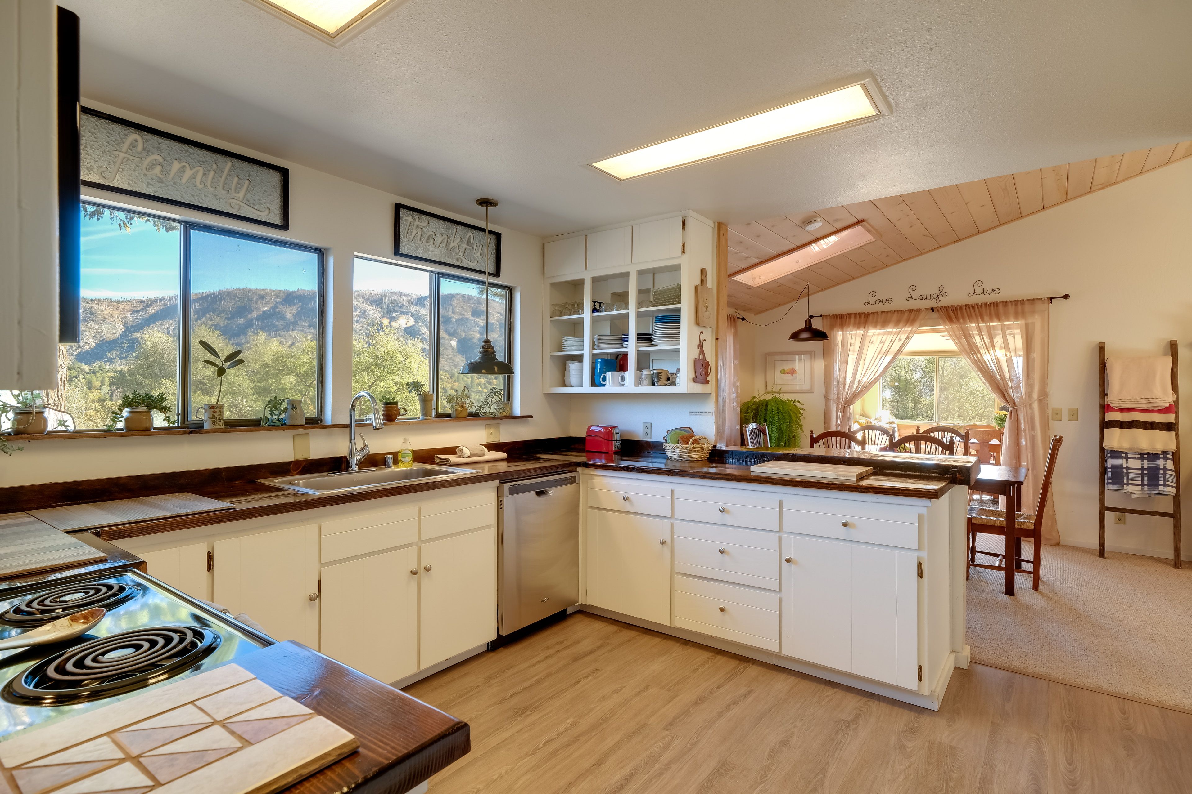 Fully Equipped Kitchen | Trash Bags/Paper Towels Provided