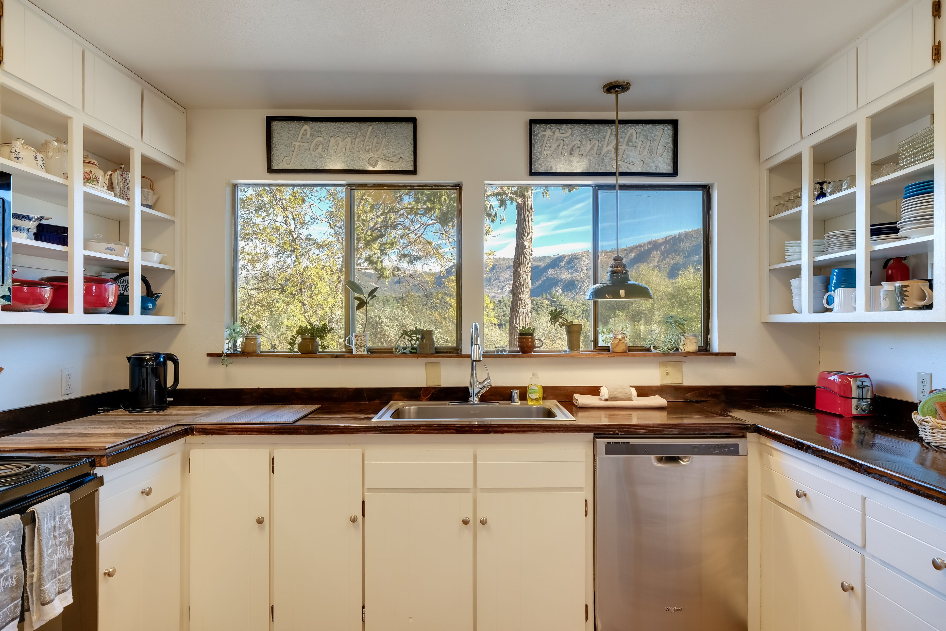 Fully Equipped Kitchen | Toaster