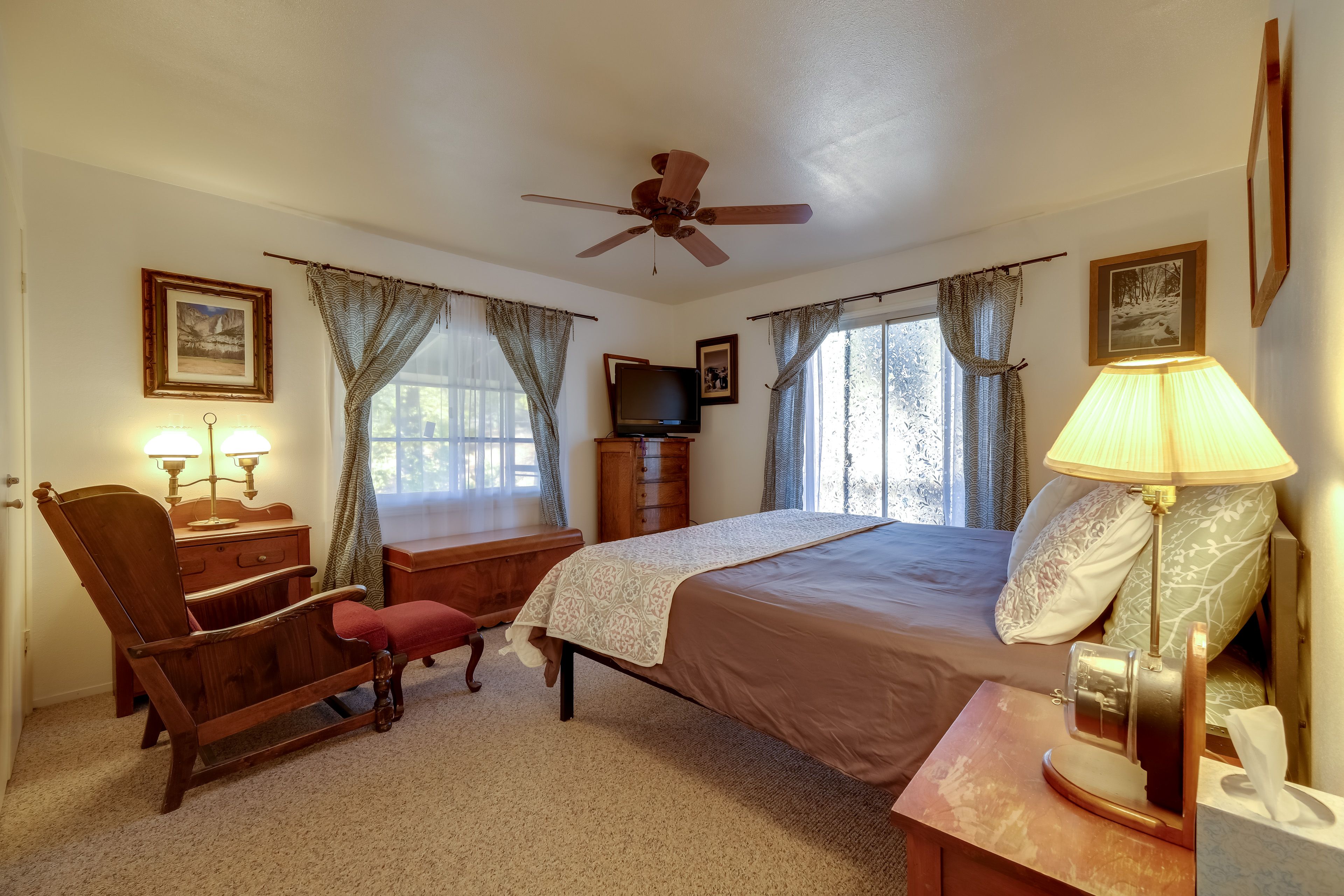 Bedroom 2 | Main Floor | King Bed | Smart TV (No Cable)