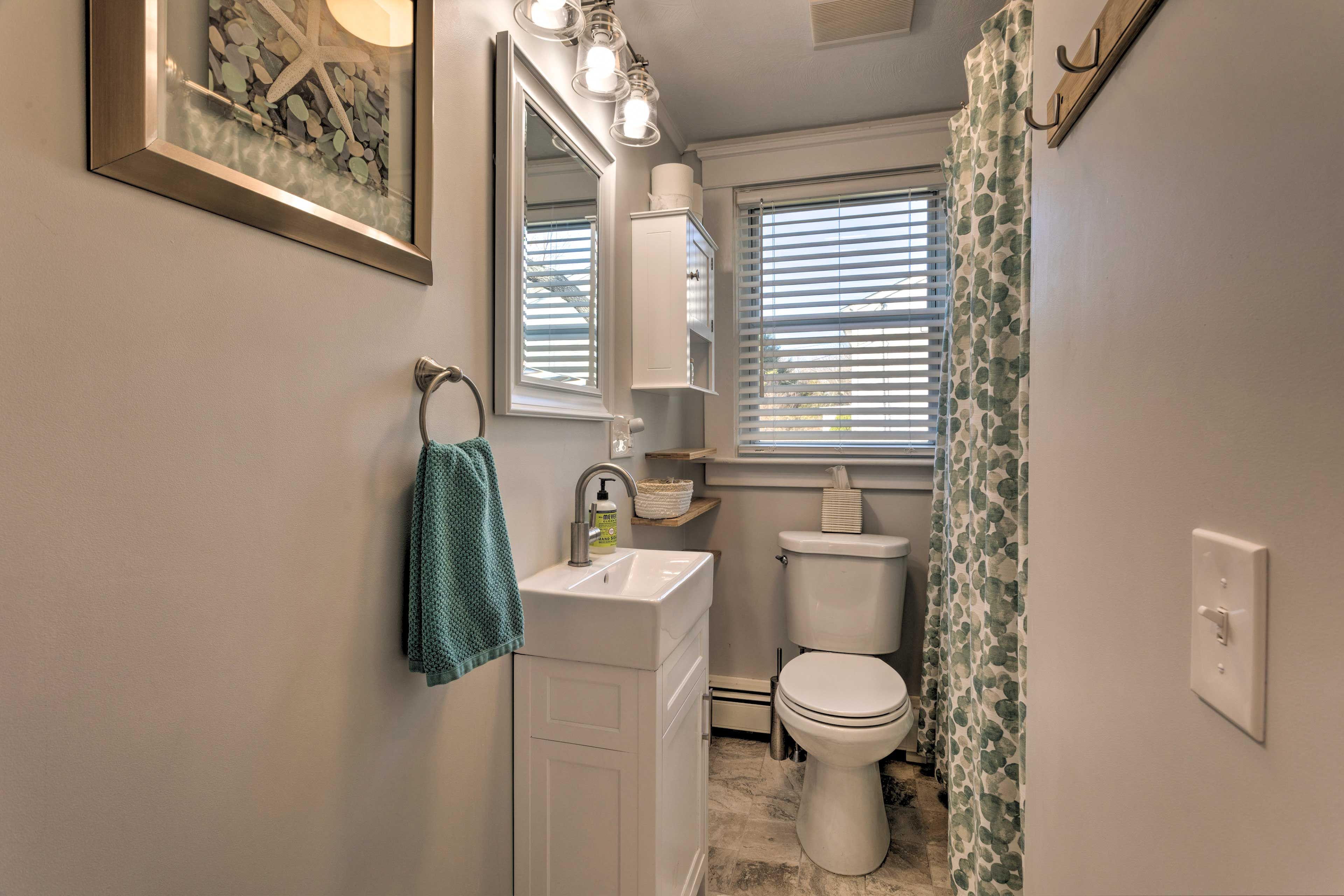 Full Bathroom | Complimentary Toiletries