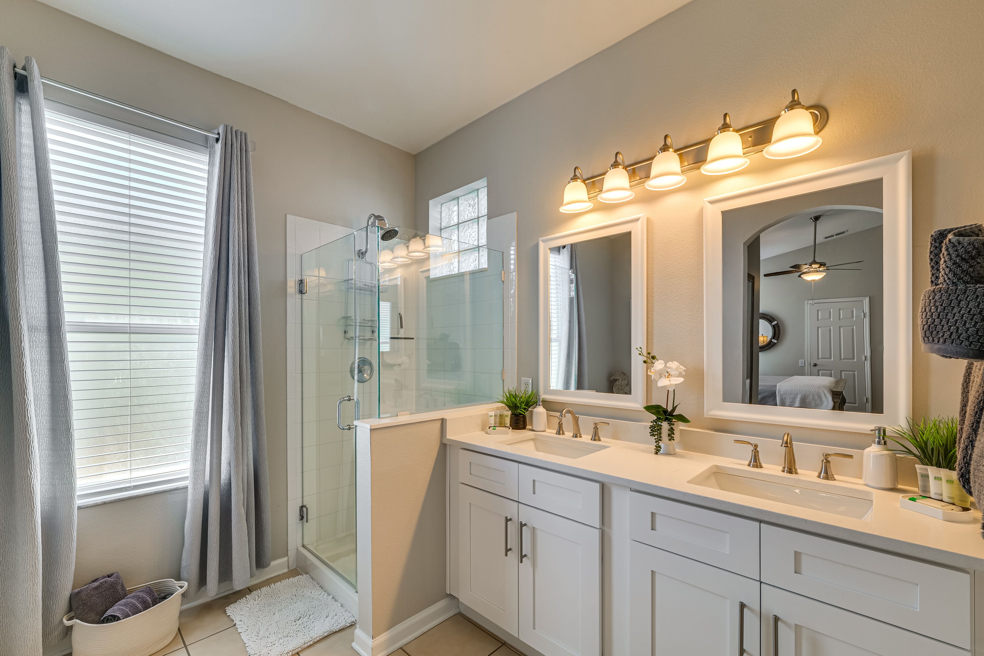 Full Bathroom | Towels Provided