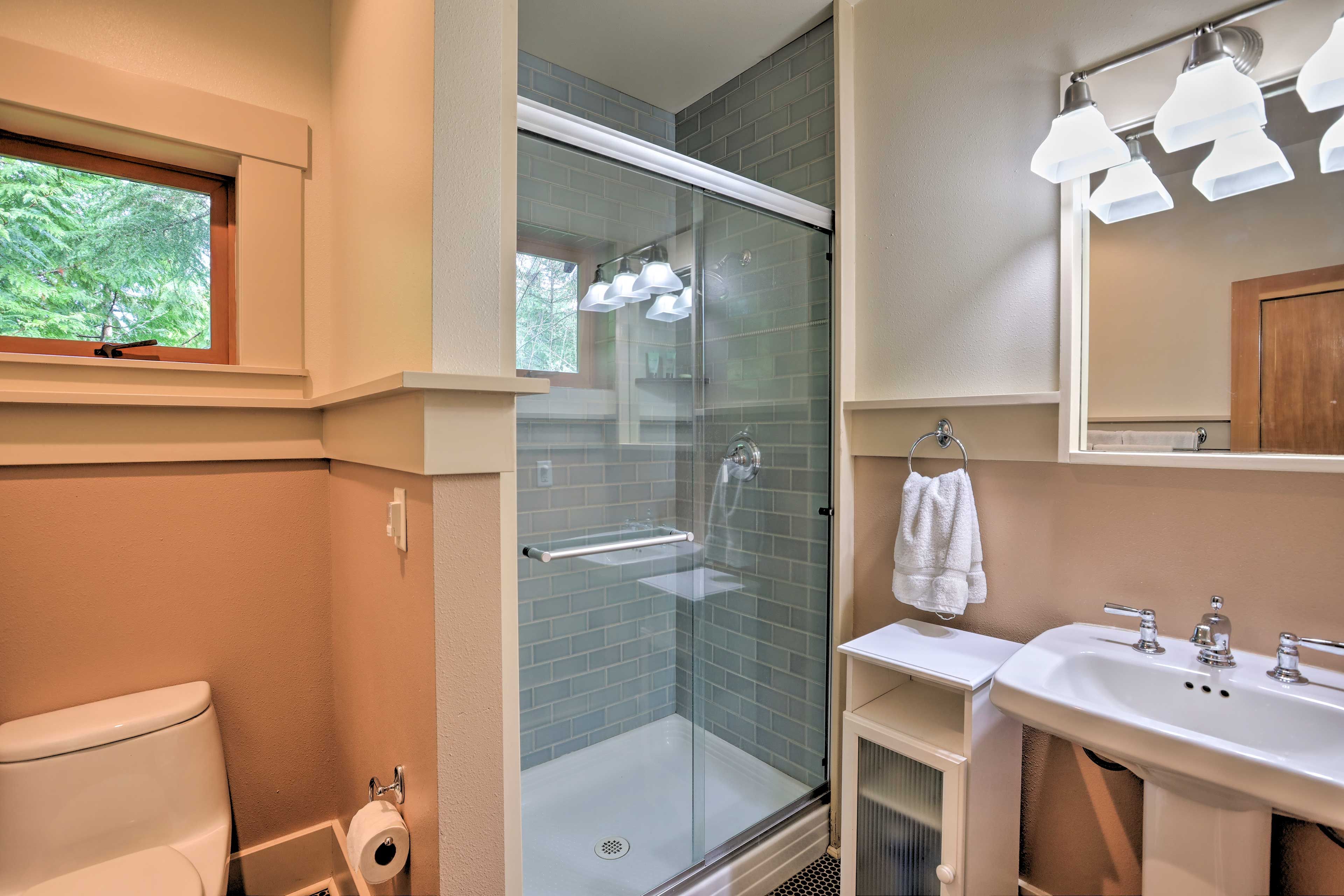 Full Bathroom | Complimentary Toiletries