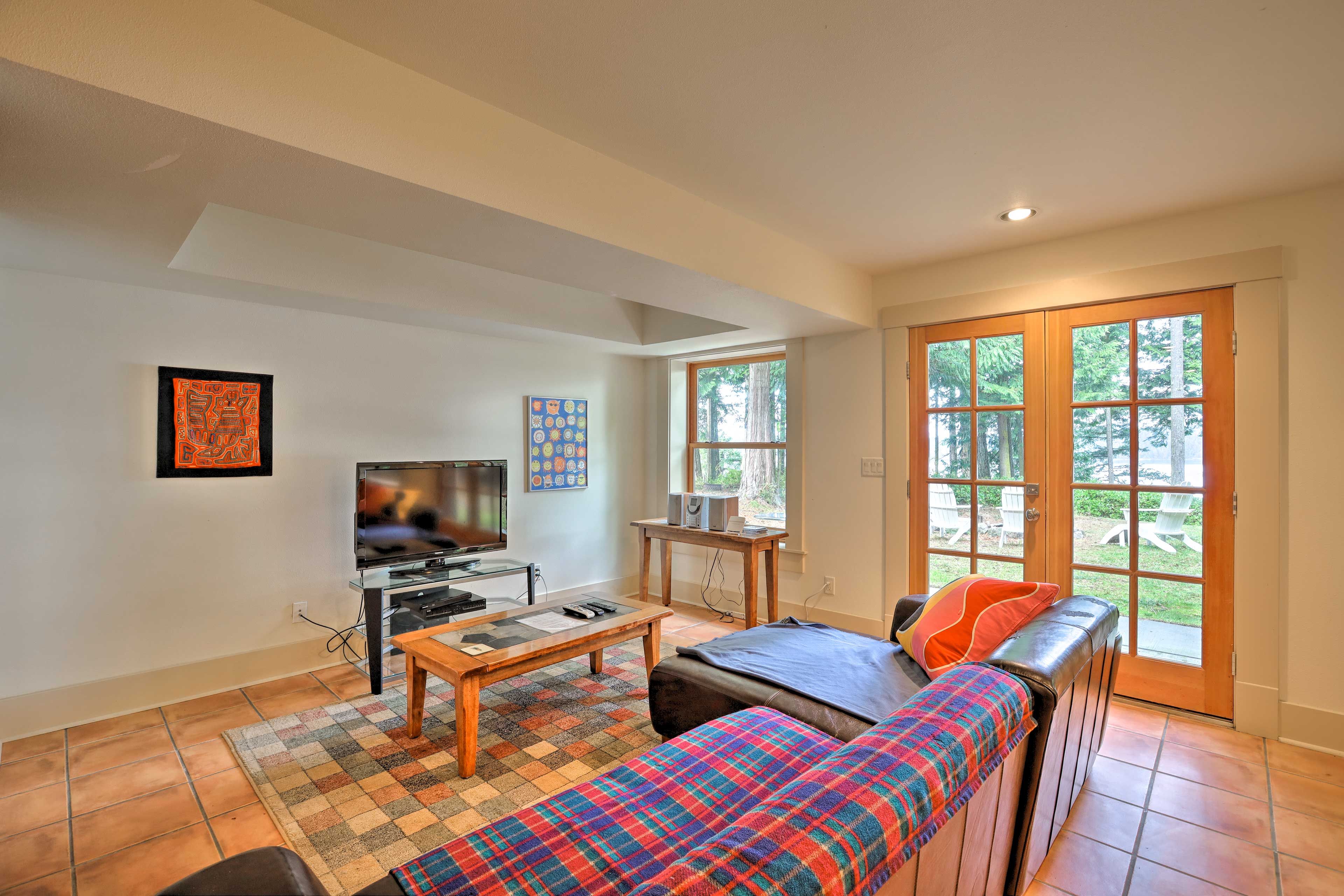 Living Room | Cable TV | 3 Stories