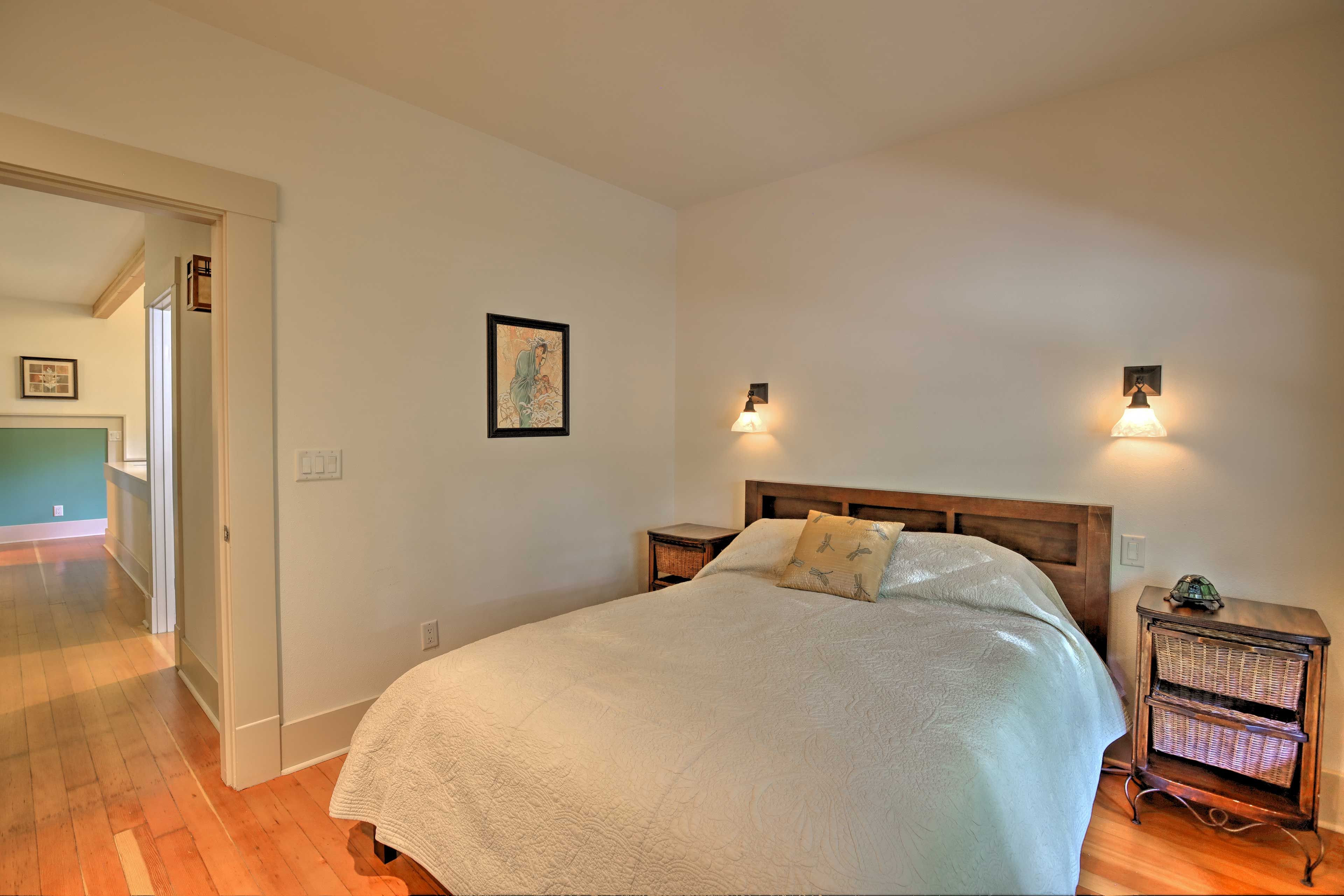 Bedroom 1 | Queen Bed