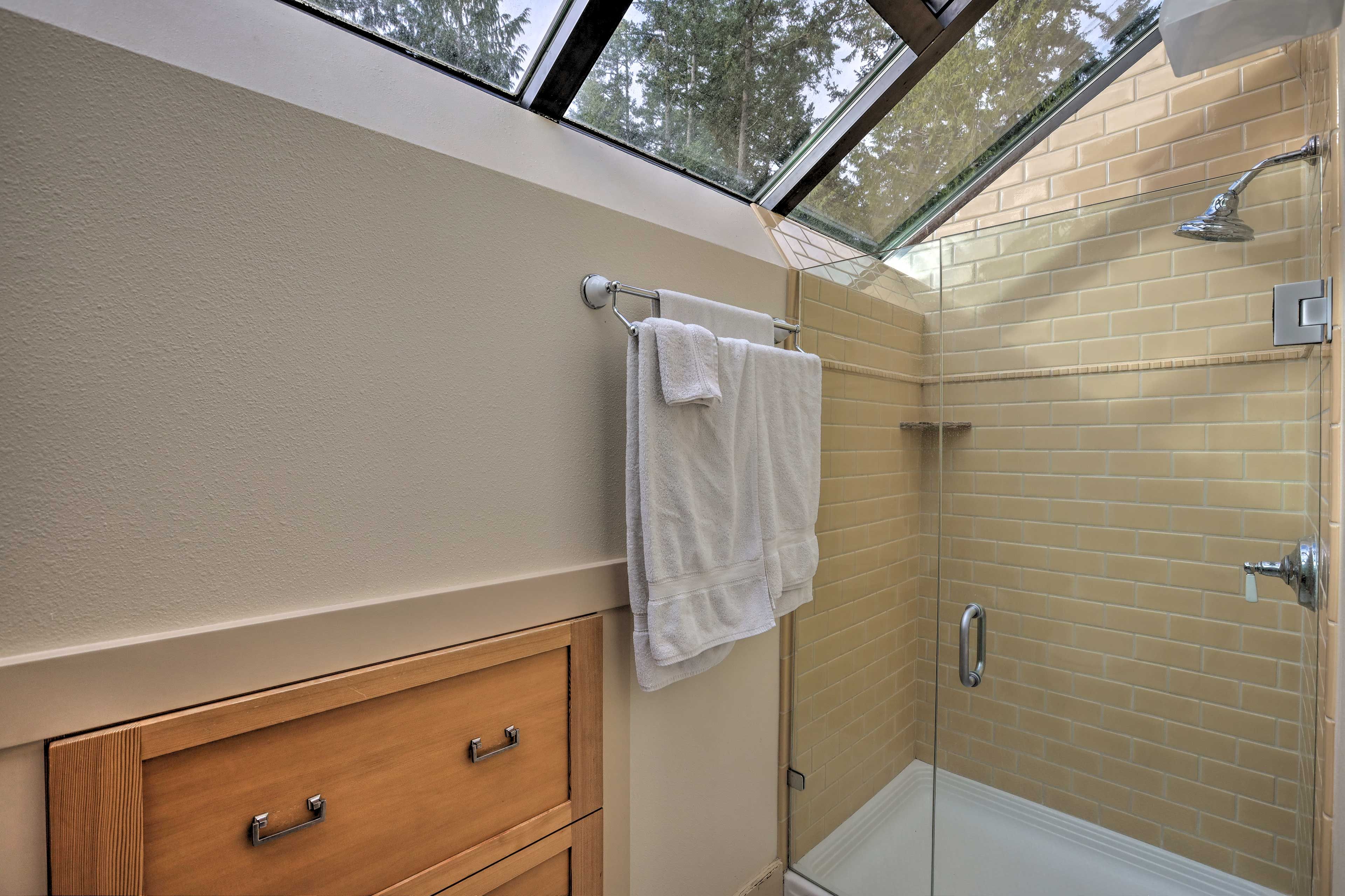 Full Bathroom | Towels Provided