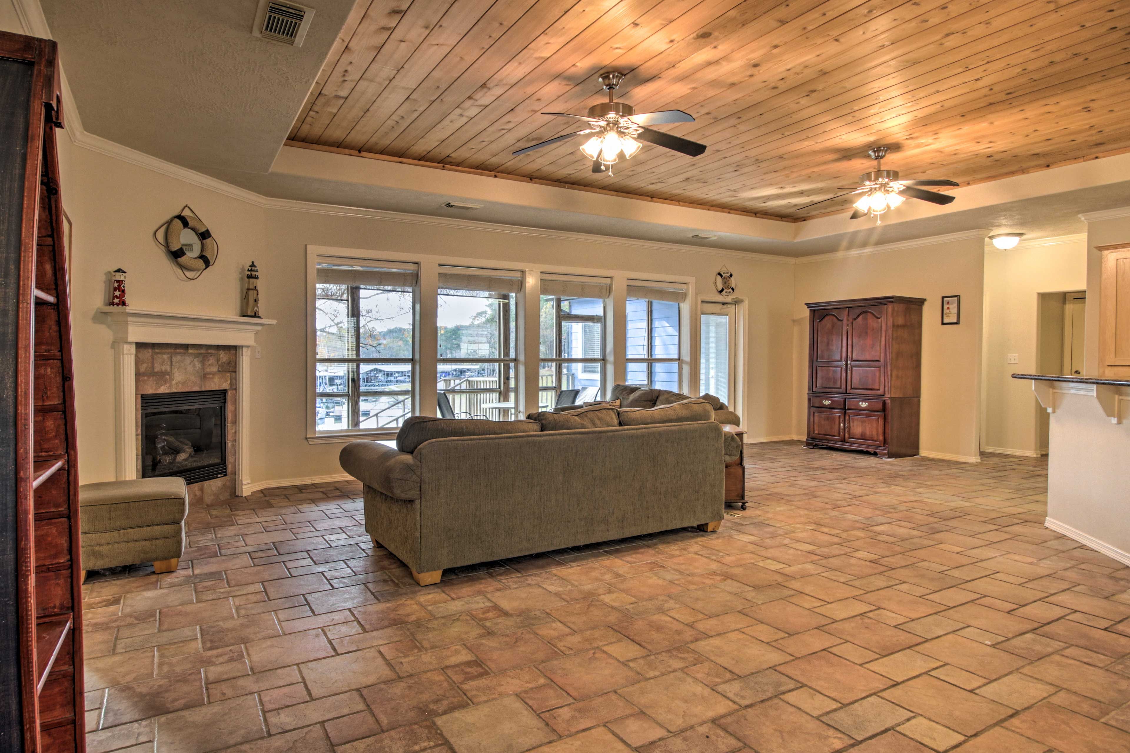 Living Room | Gas Fireplace