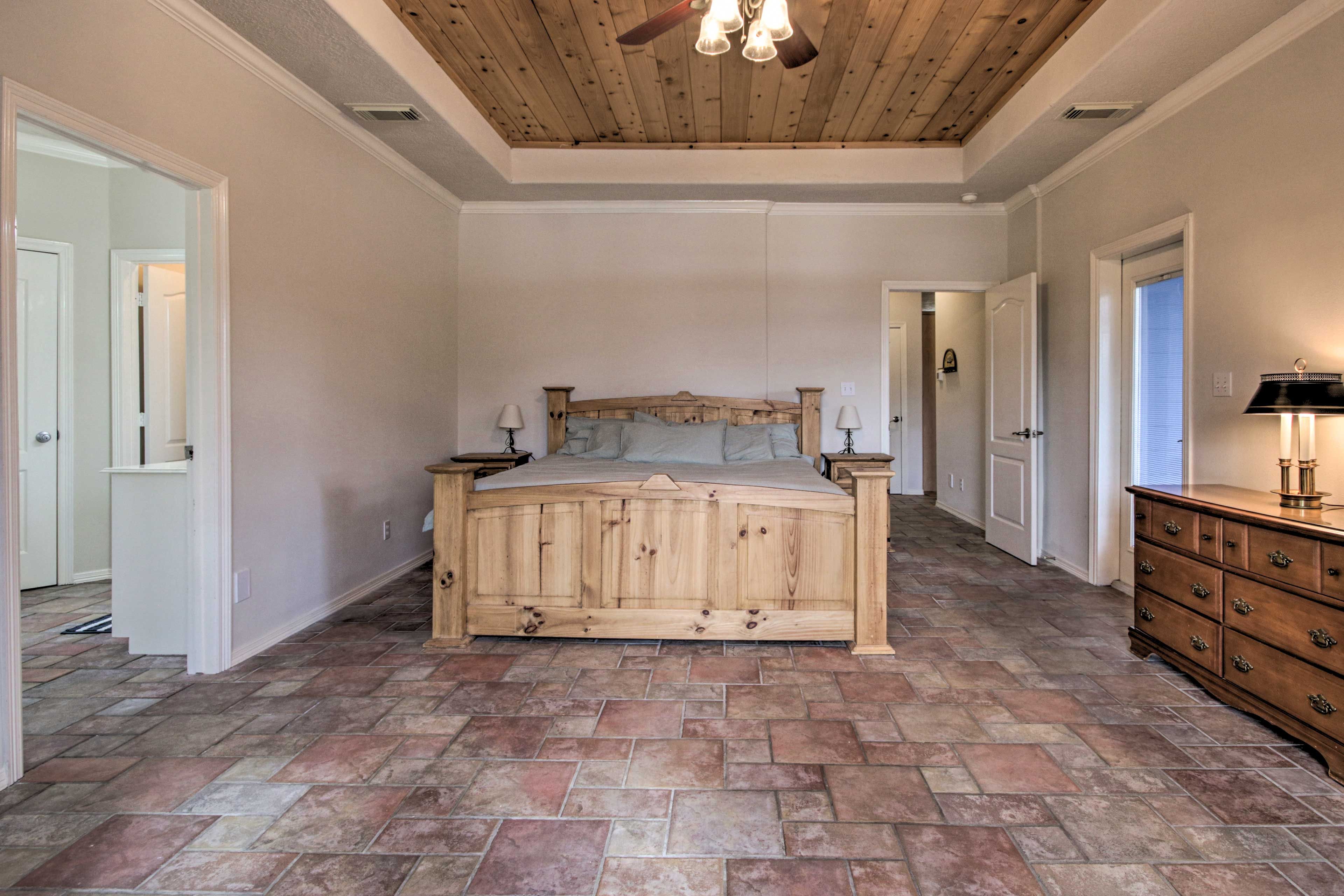 Bedroom 1 | King Bed