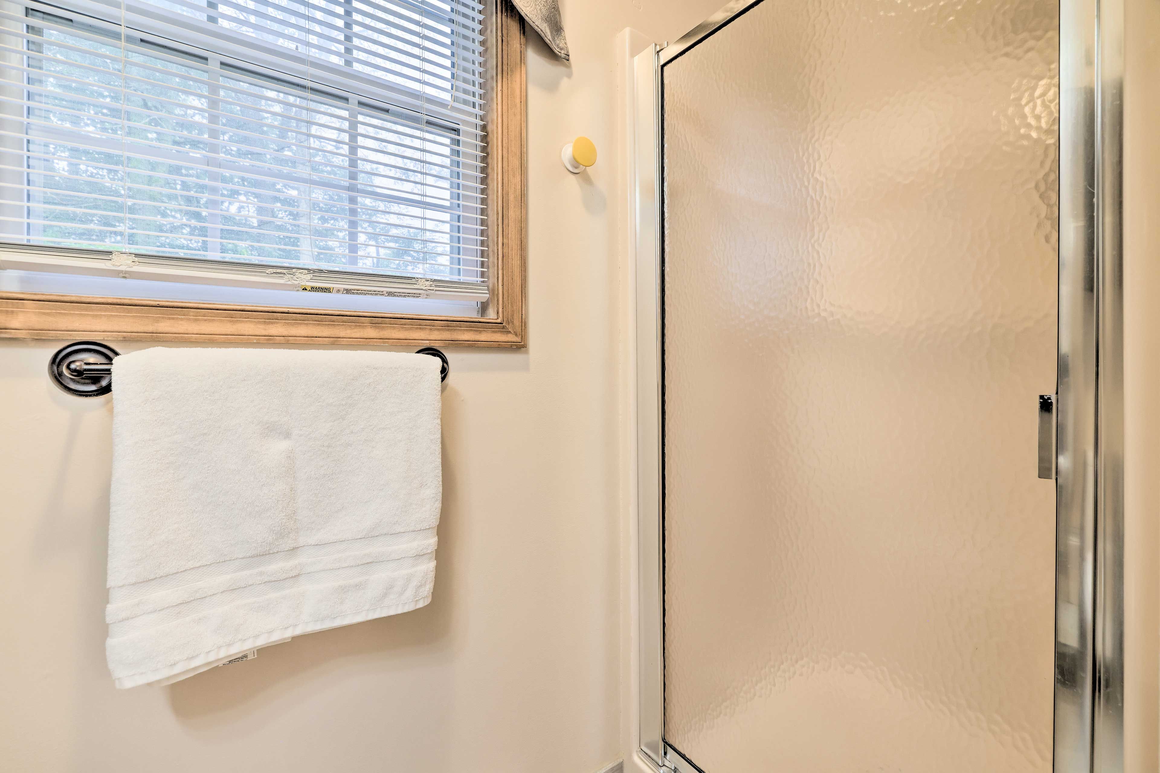 Full Bathroom | Towels Provided