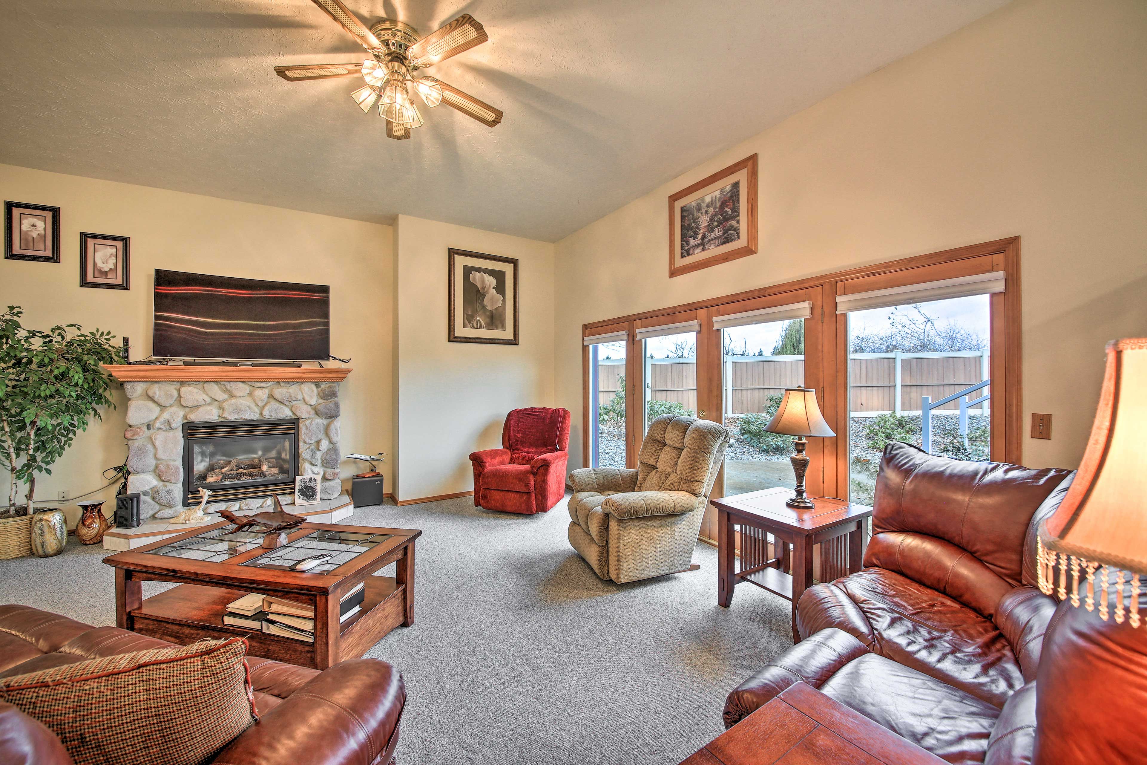 Main Living Room | Smart TV w/ Cable | Gas Fireplace