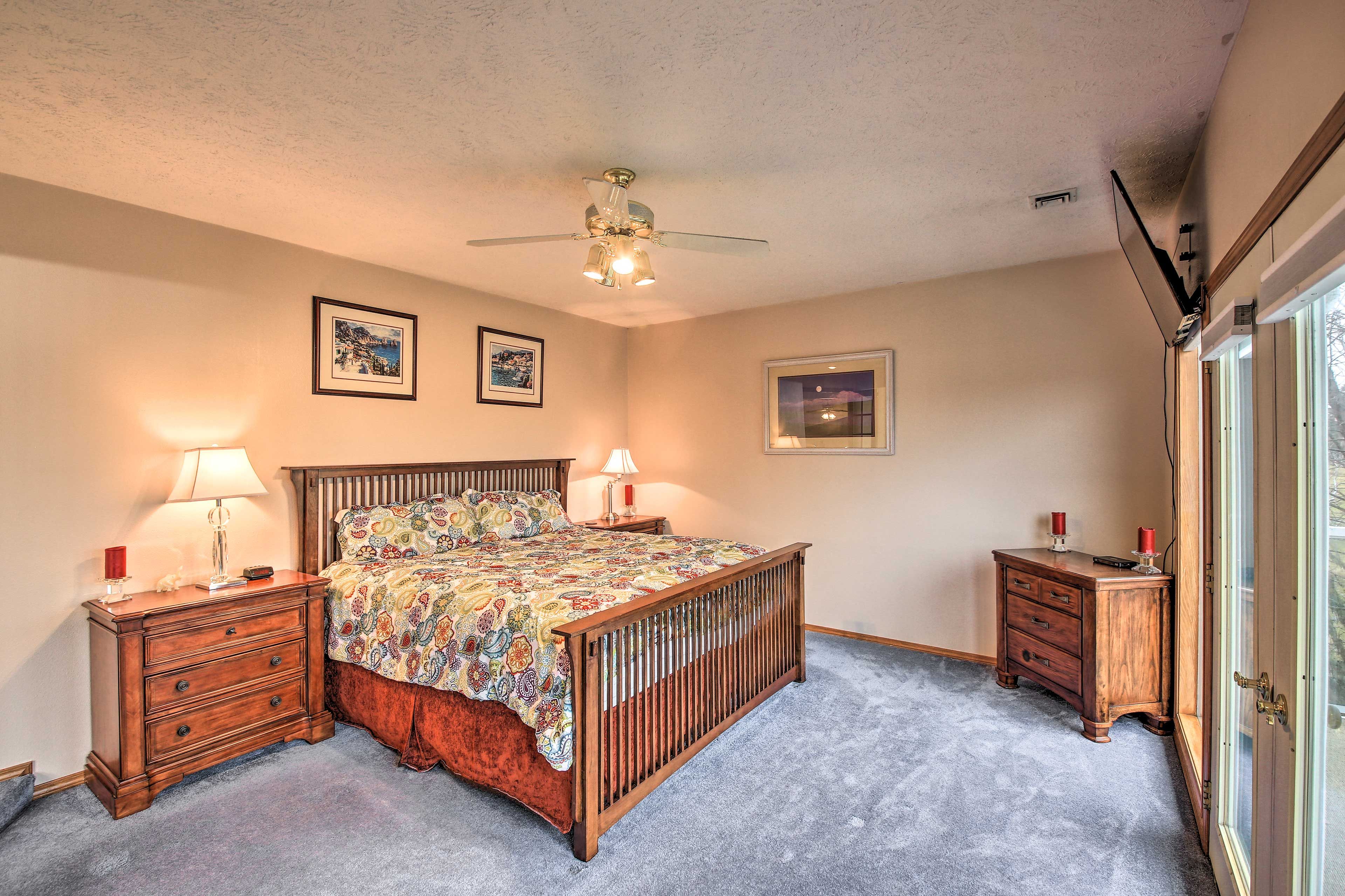 Bedroom 1 | Smart TV w/ Cable