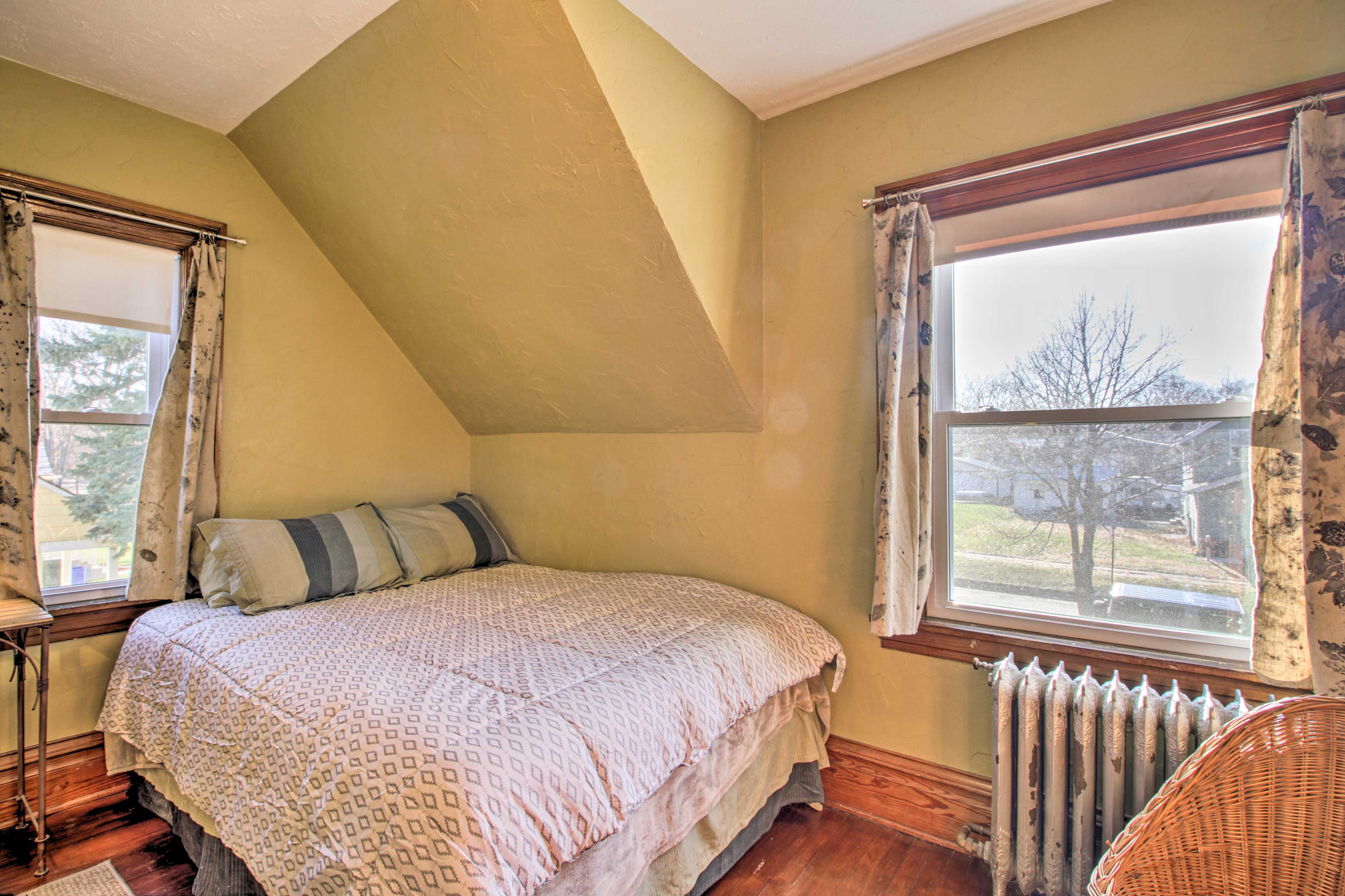 Bedroom 2 | Queen Bed