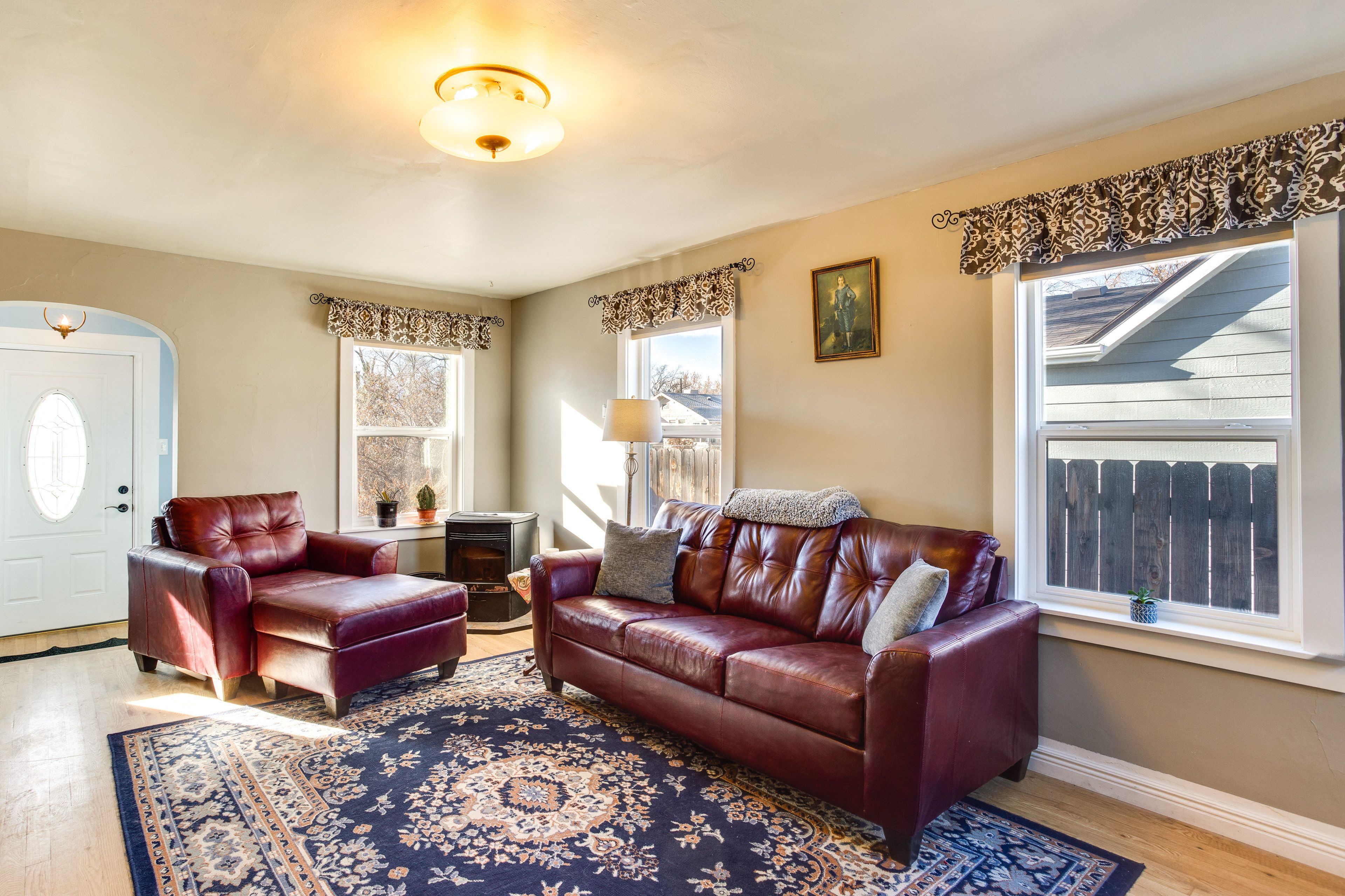 Living Room | Smart TV w/ Roku | Sleeper Sofa | Central Heating & A/C