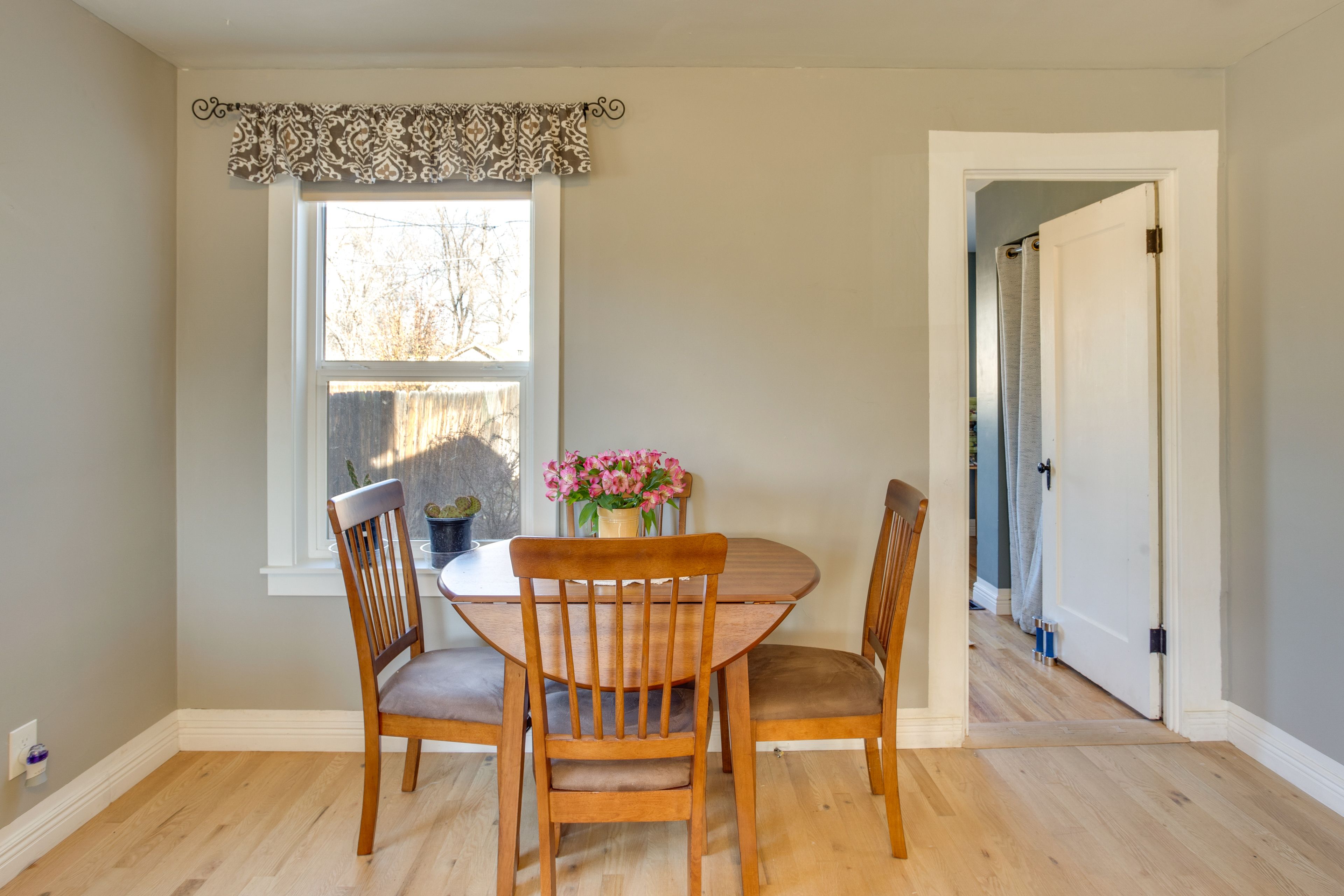 Dining Area | Dishes & Flatware Provided