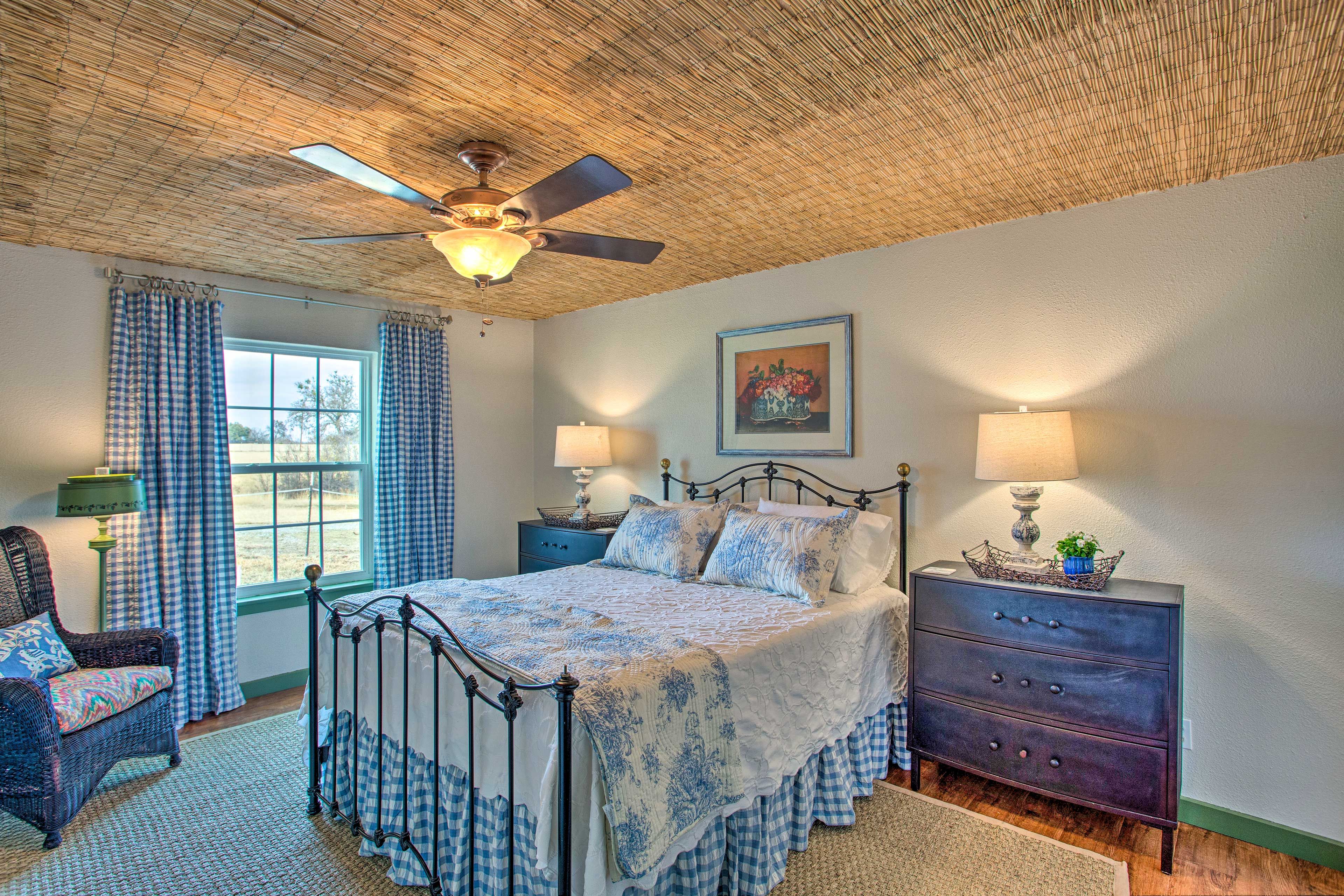 Bedroom | Queen Bed
