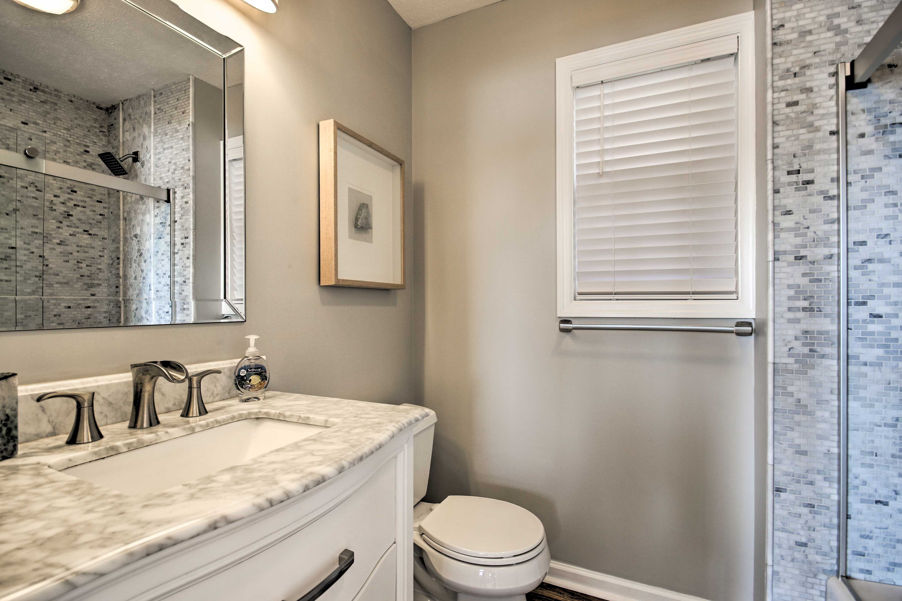 Full Bathroom | Towels Provided