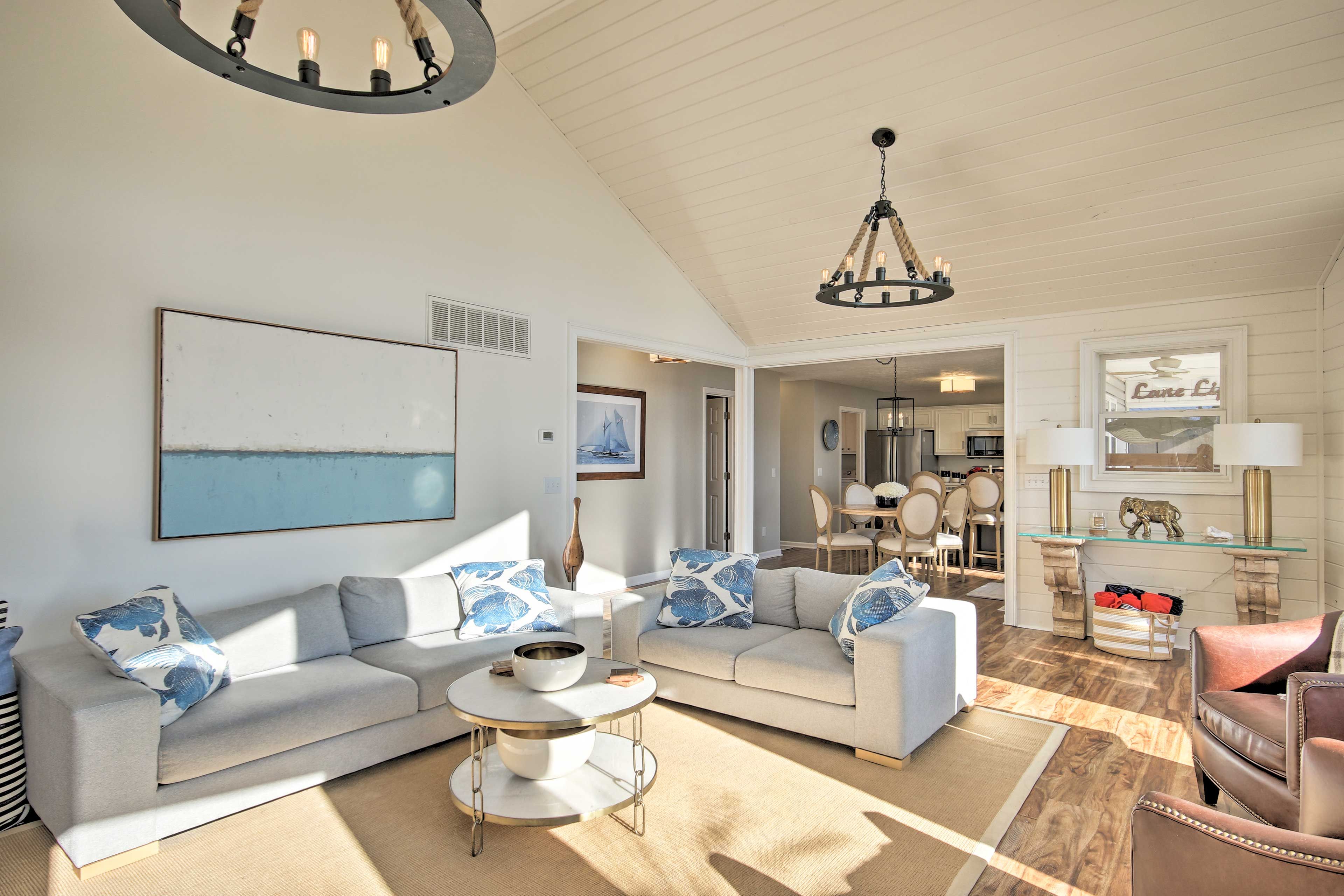 Living Room | Smart TV w/ Cable