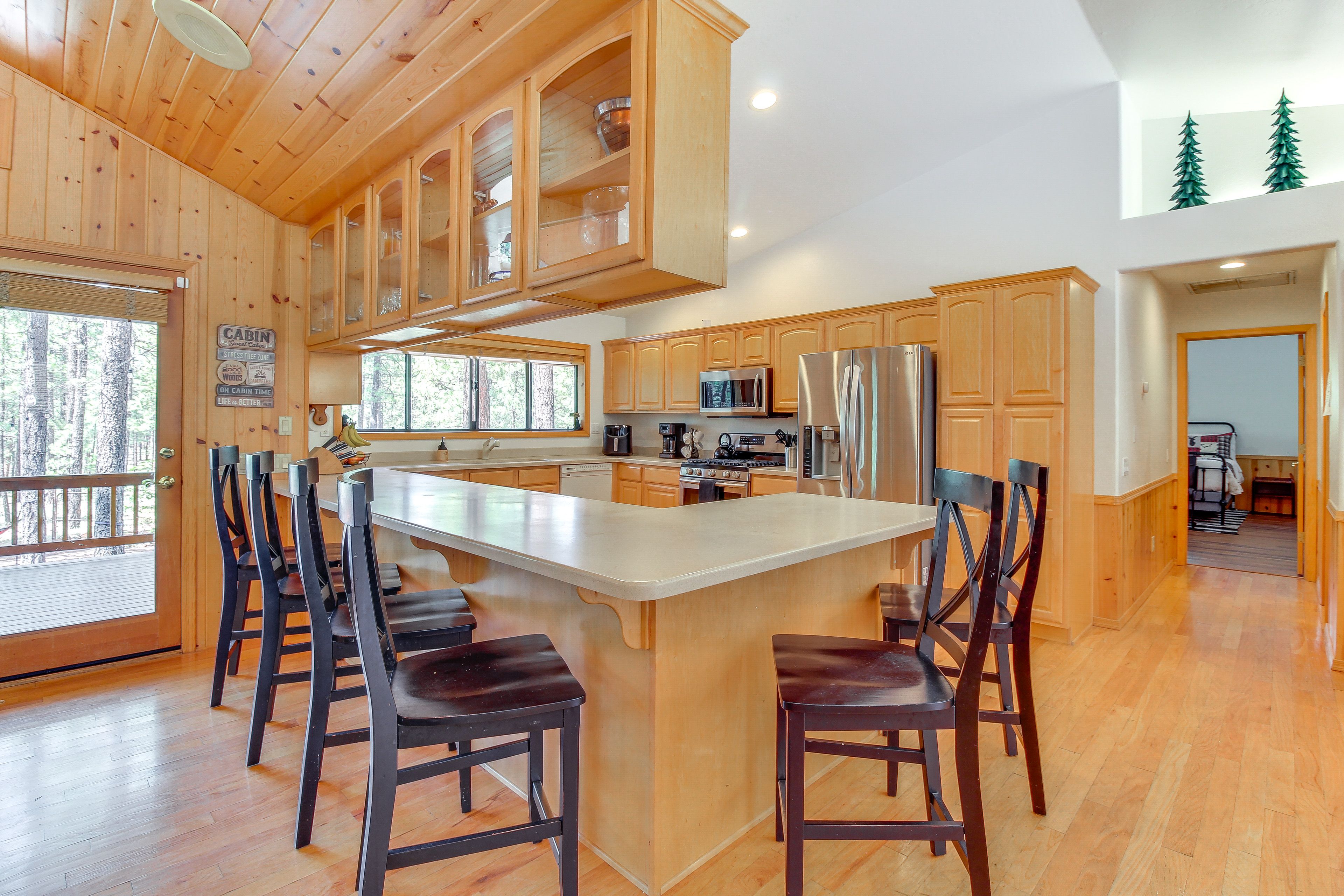 Breakfast Bar w/ Seating