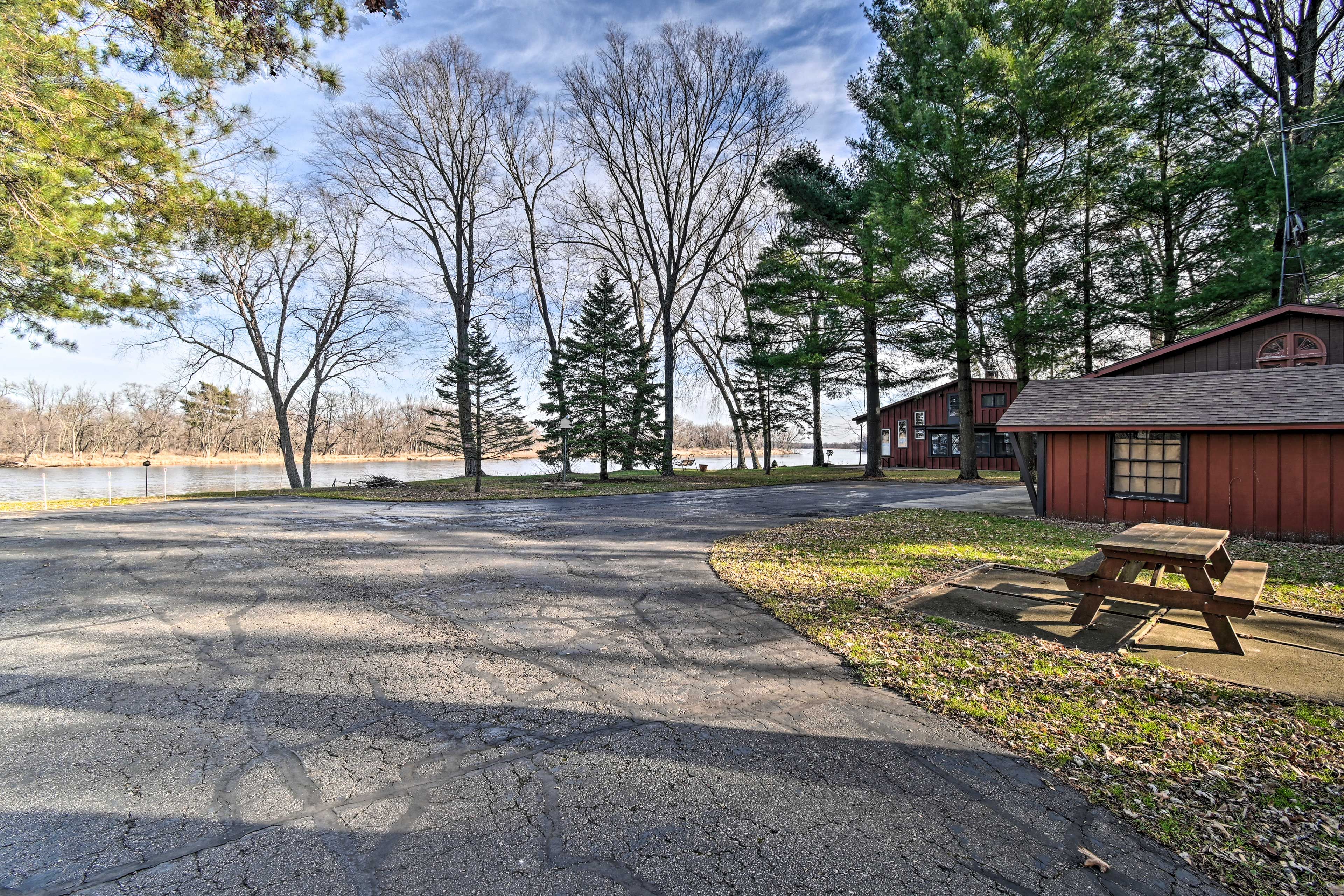Parking | Driveway (6 Vehicles)