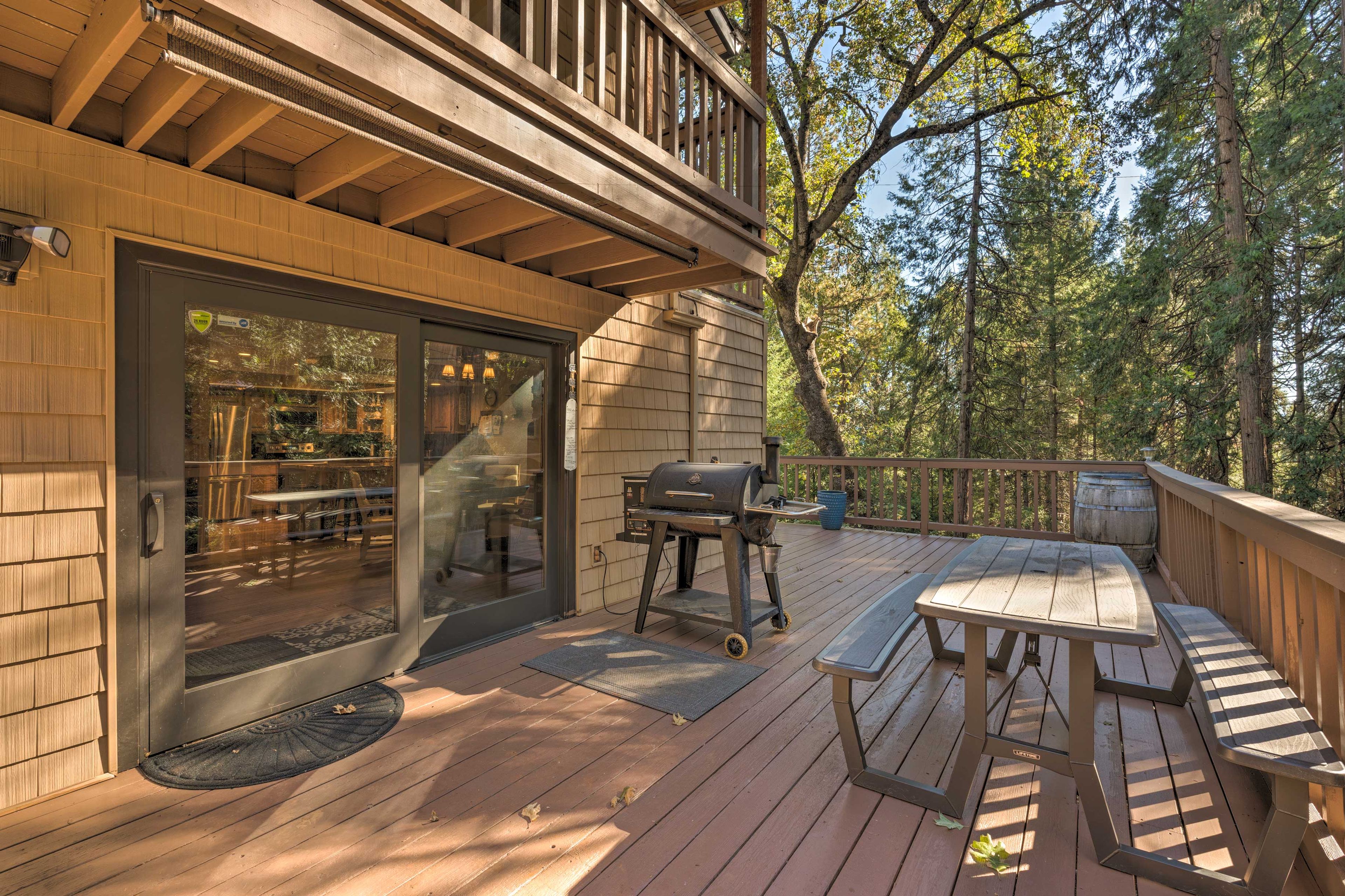 Wraparound Deck | Electric Pellet Grill | Pet Friendly with Fee
