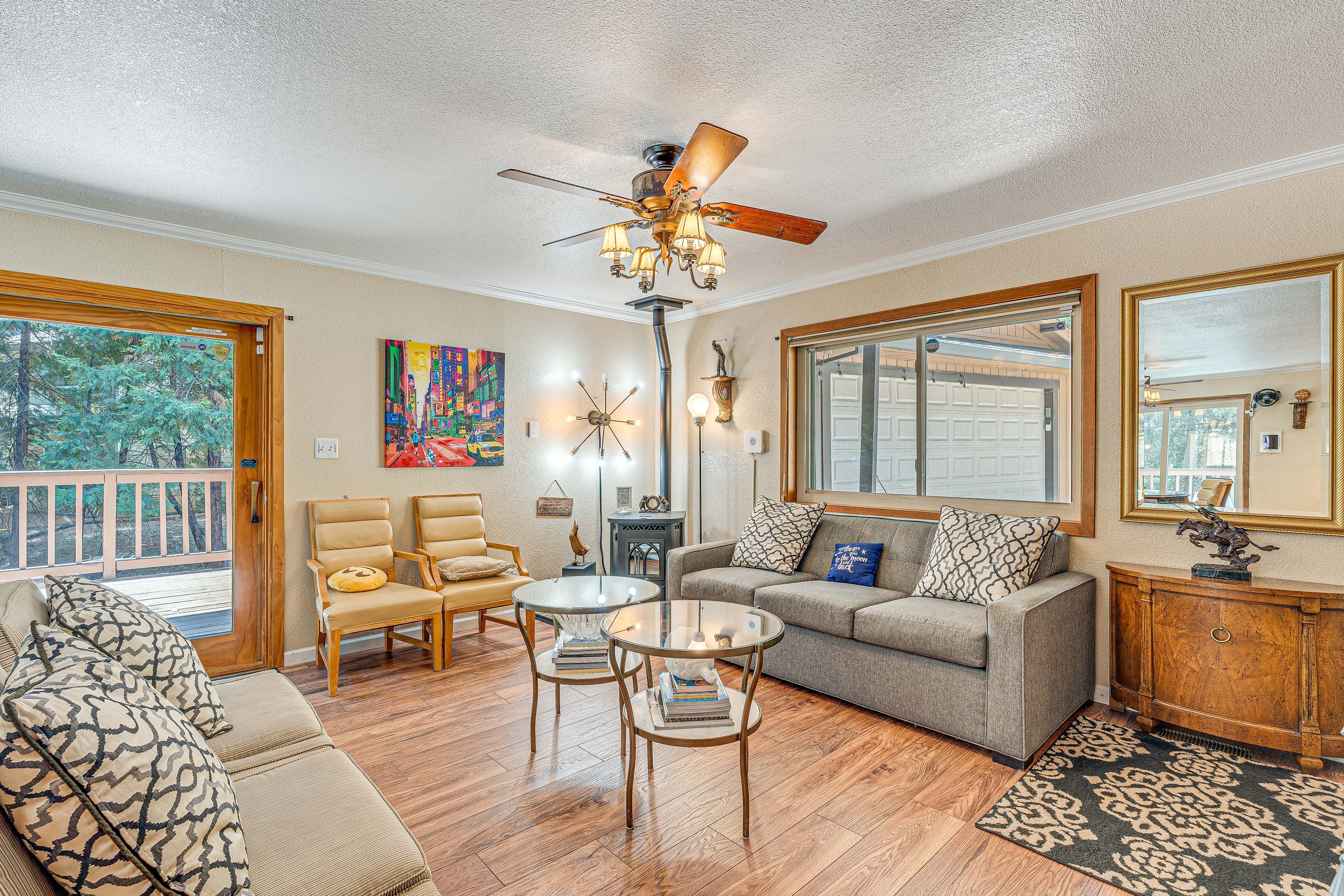 Living Room | 1st Floor | Sleeper Sofa | Smart TV w/ Roku